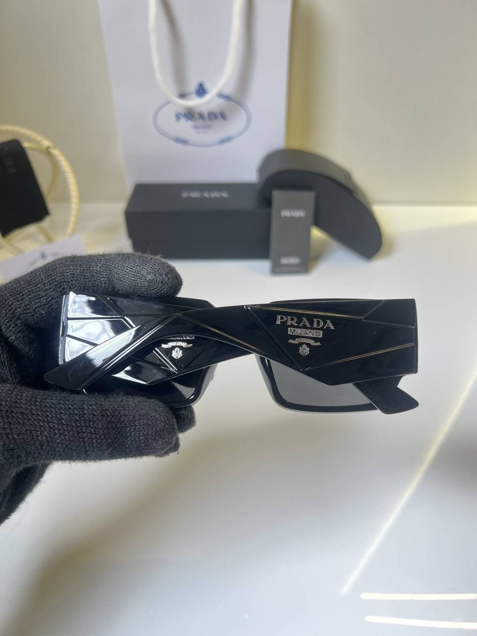 Pradda_6105_glossy_black