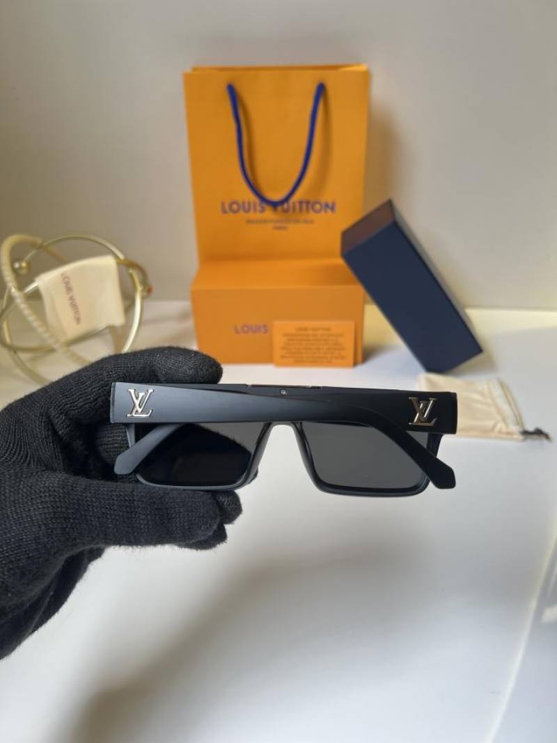 Louis_Vuitton_1984_Matt_Black