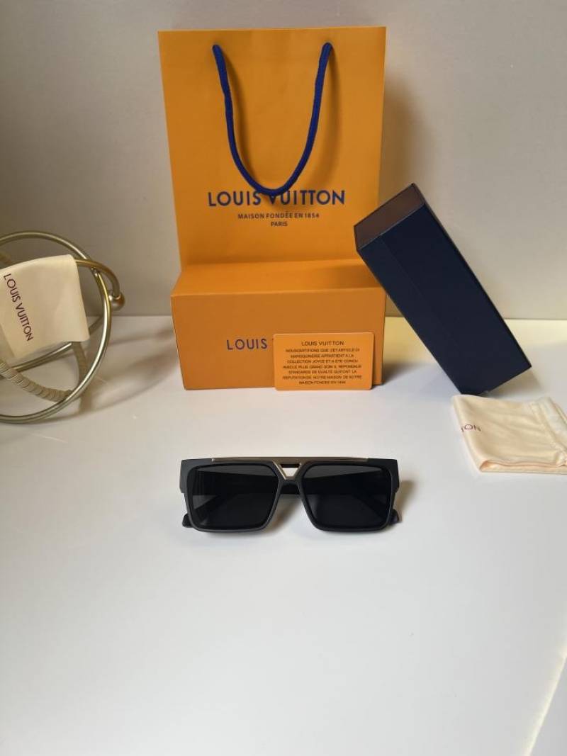 Louis_Vuitton_1984_Matt_Black