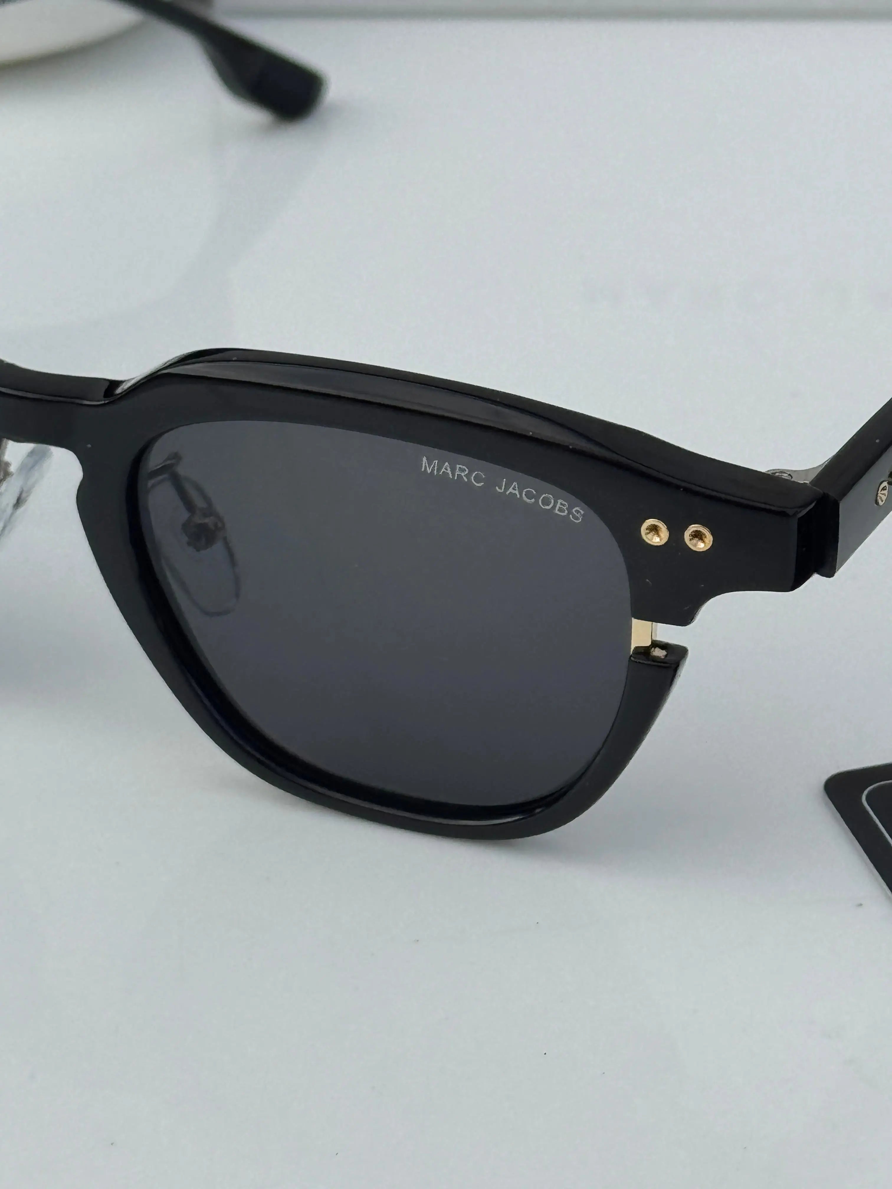 Marc_jacobs_1131_black_gold