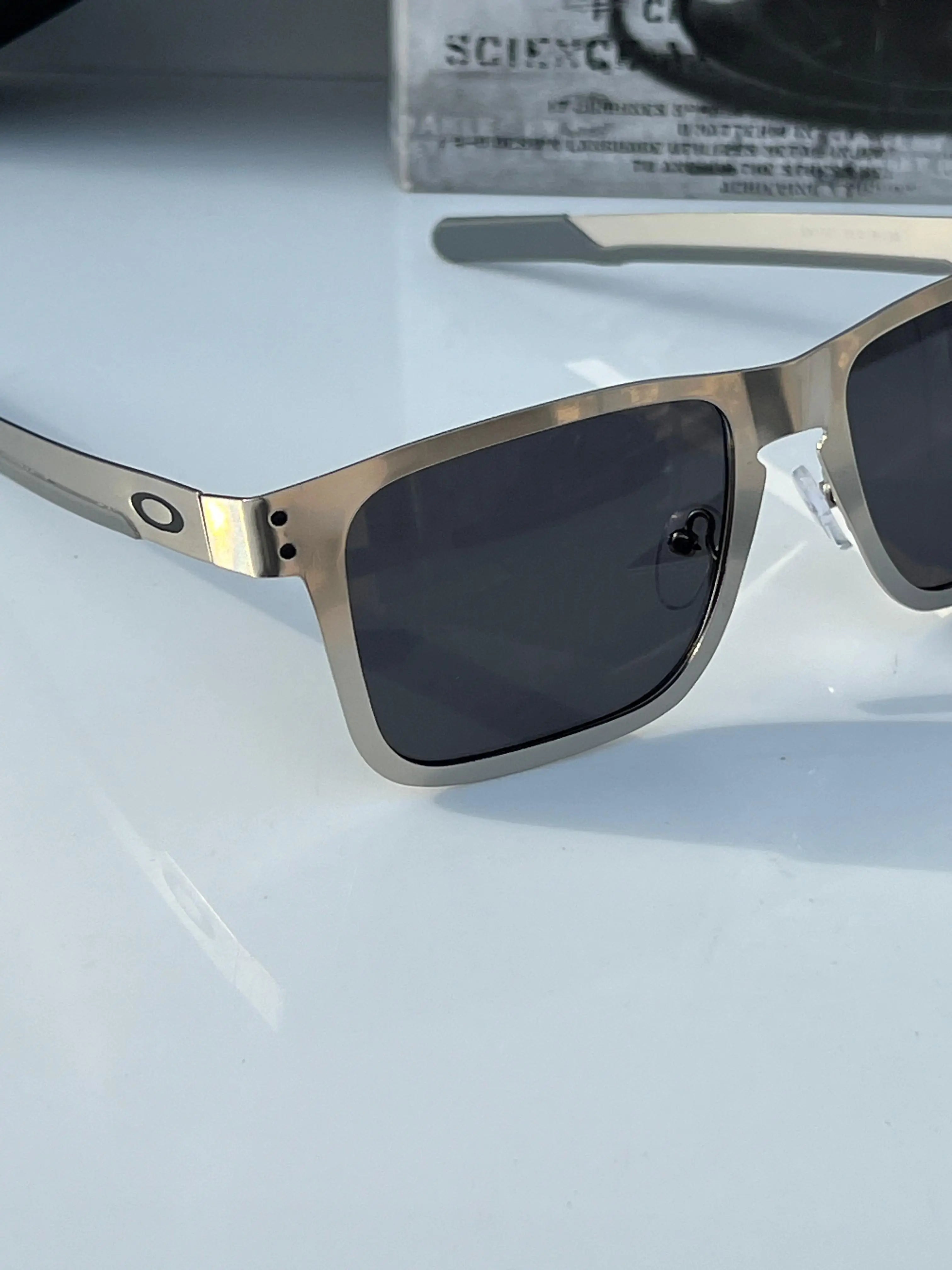 Oakley_1701_silver_black Secondary image