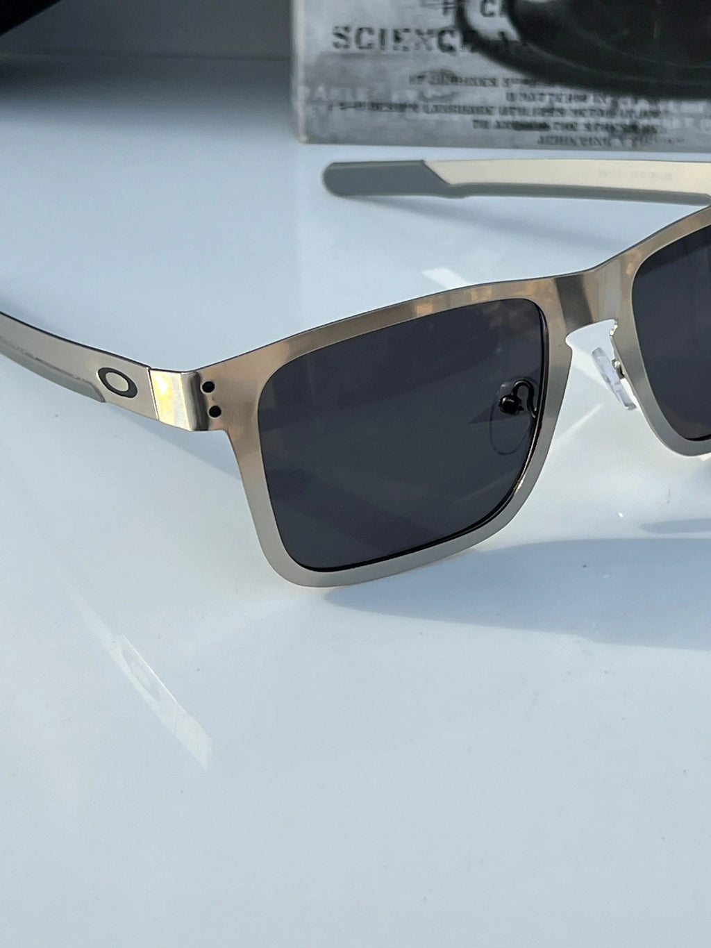 Oakley_1701_silver_black