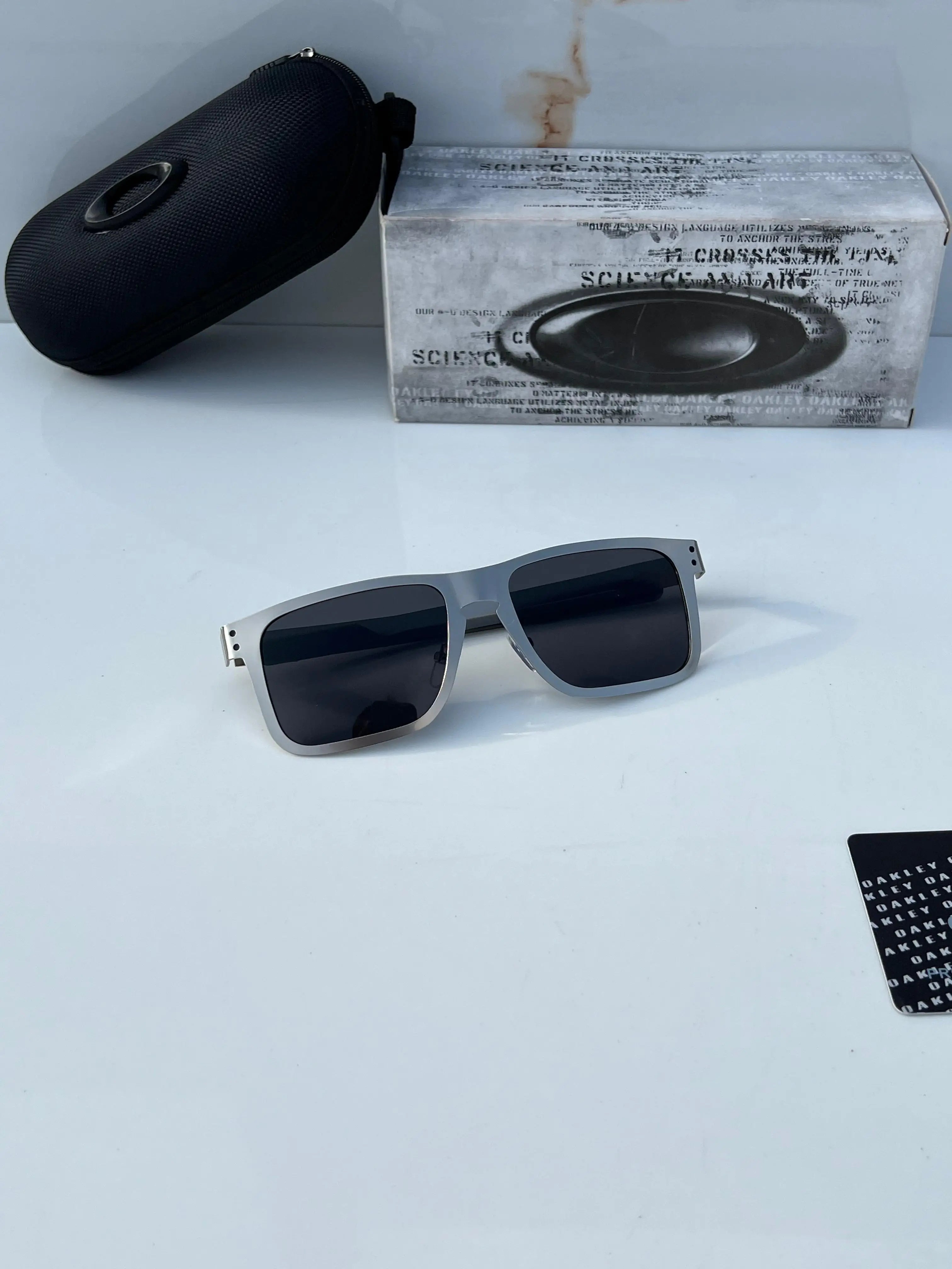 Oakley_1701_silver_black