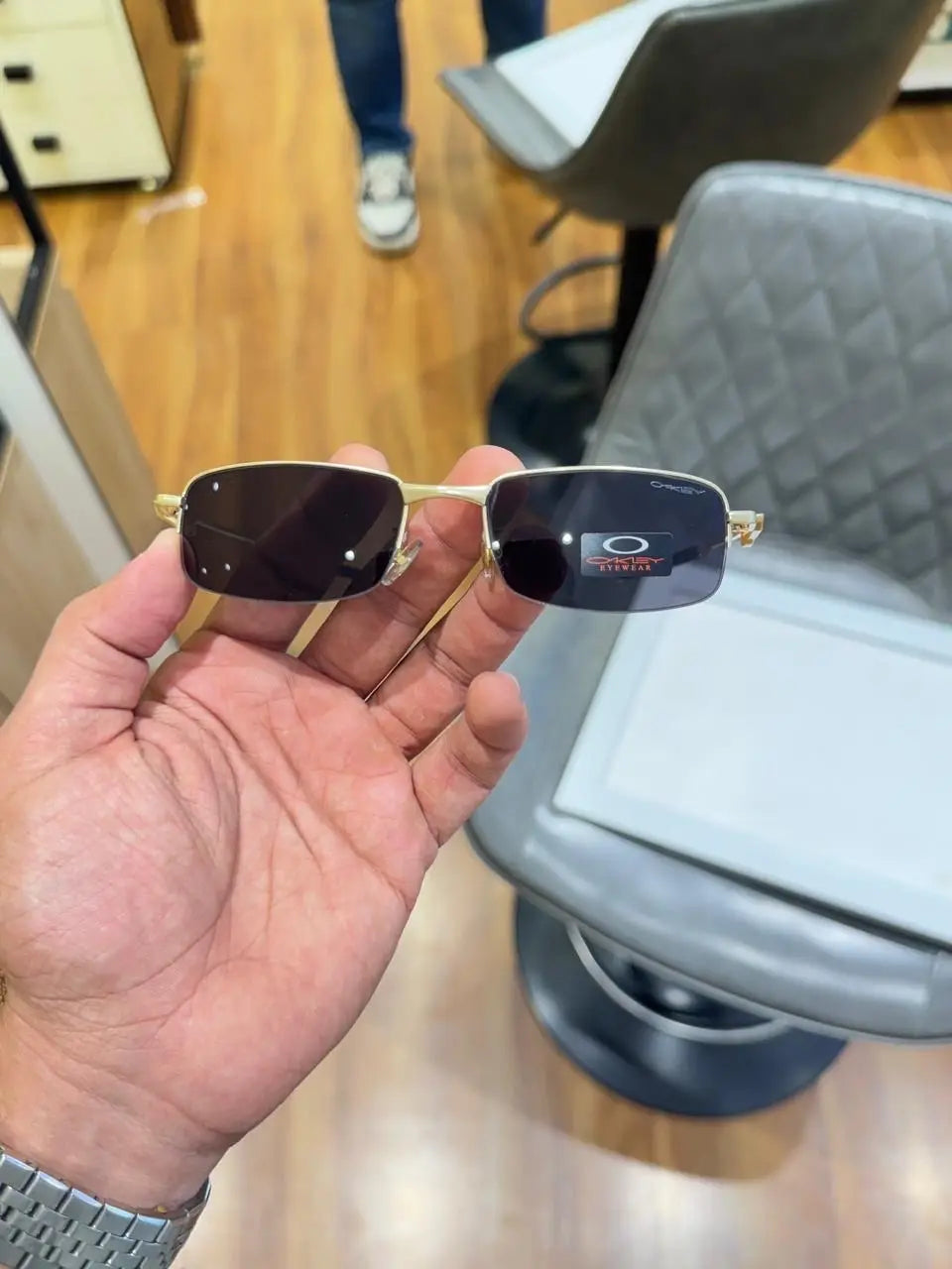 Oakley_24015_gold_black