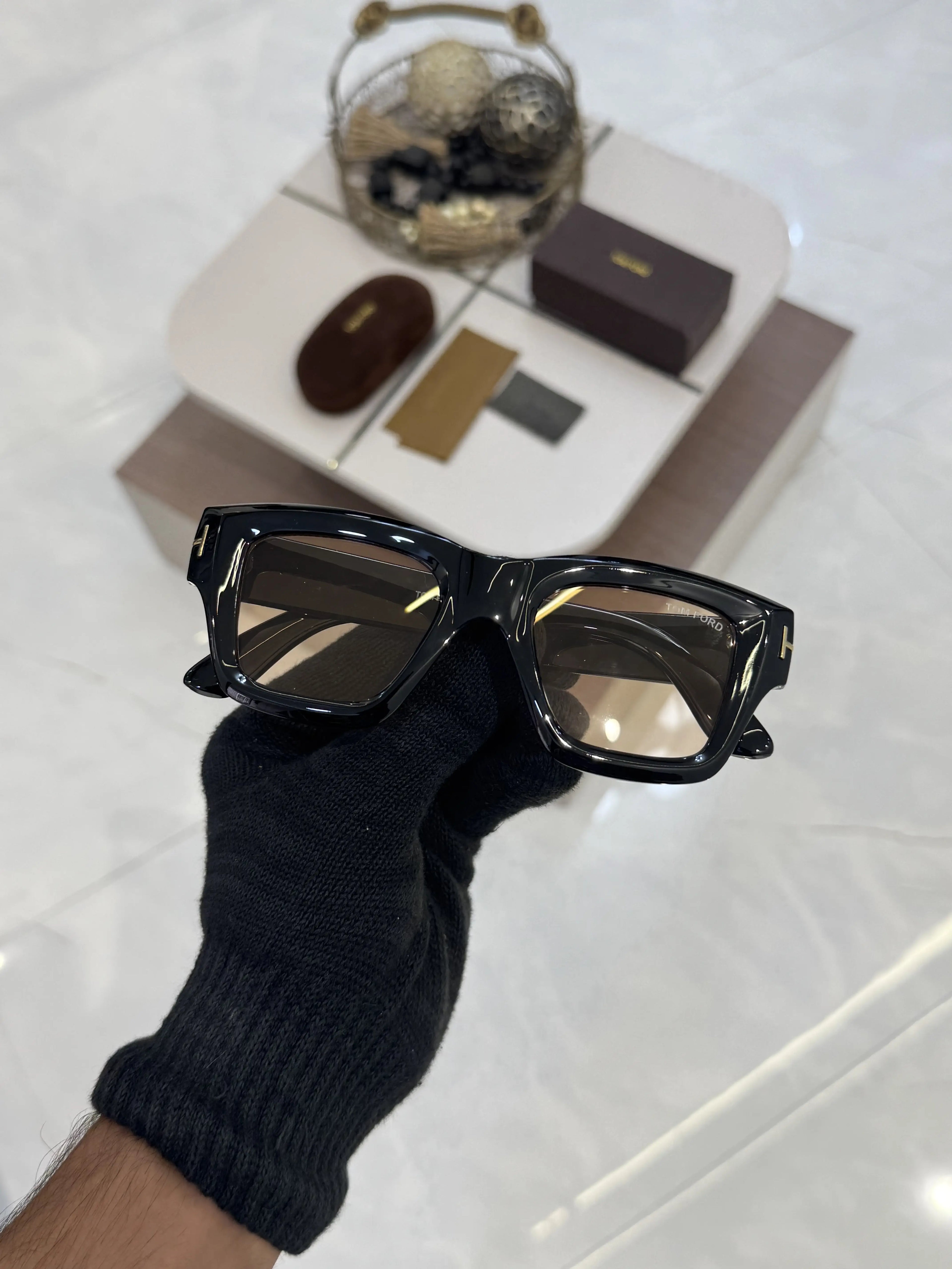 Tomford_184_Black_Peach