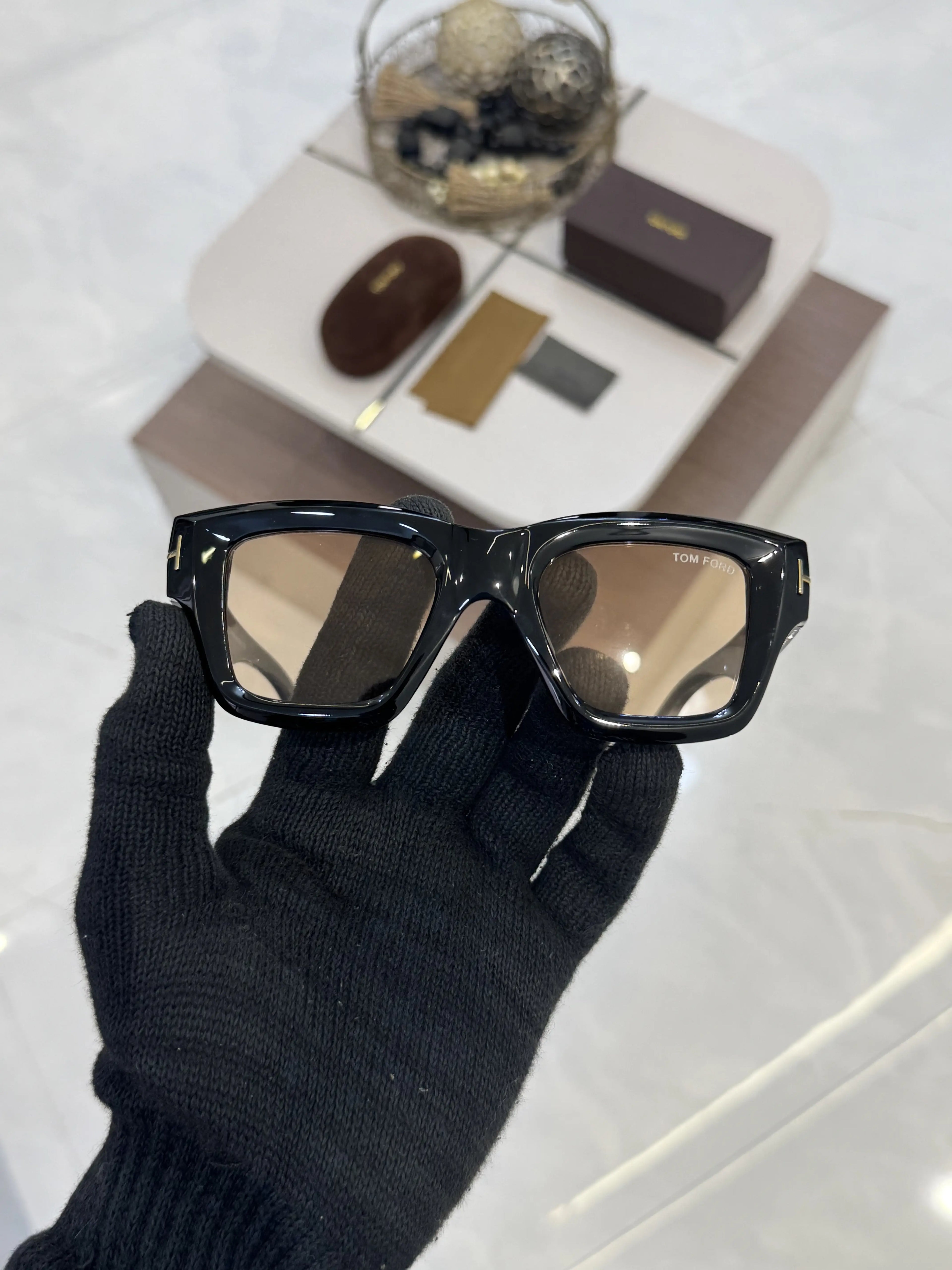 Tomford_184_Black_Peach