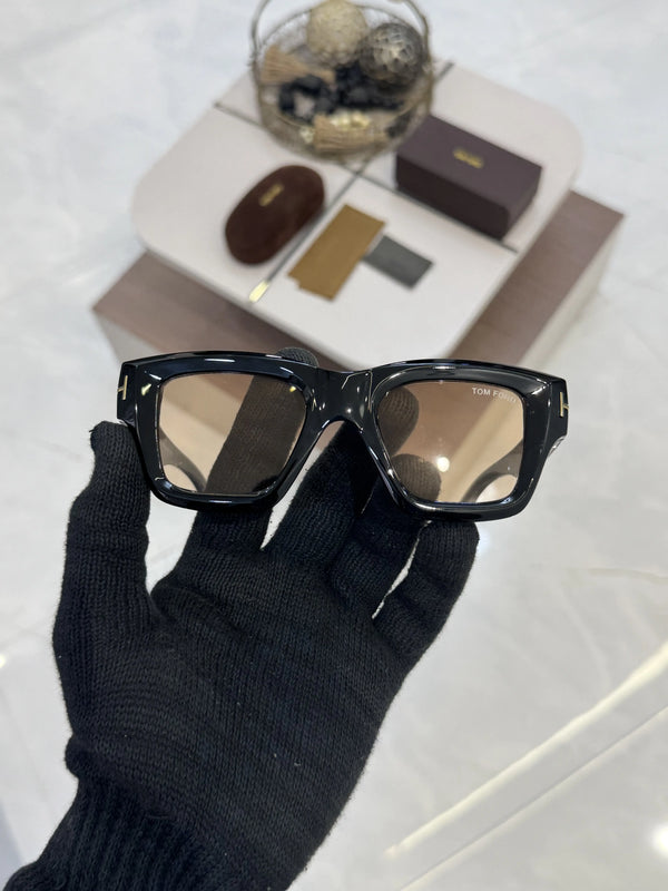 Tomford_184_Black_Peach