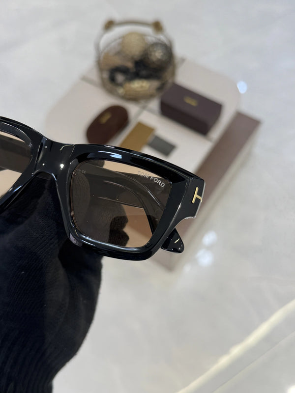 Tomford_184_Black_Peach