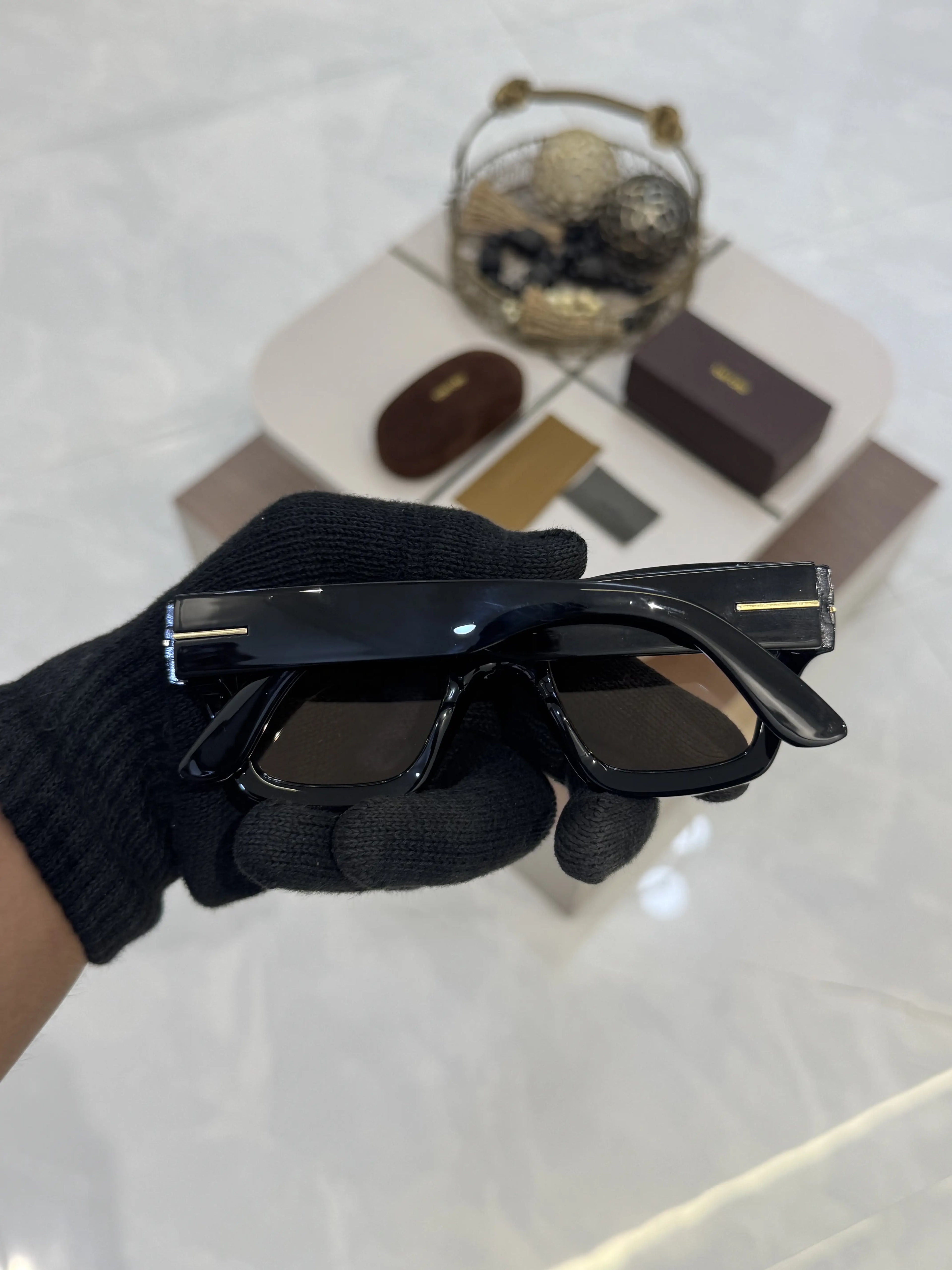 Tomford_184_Black_Peach