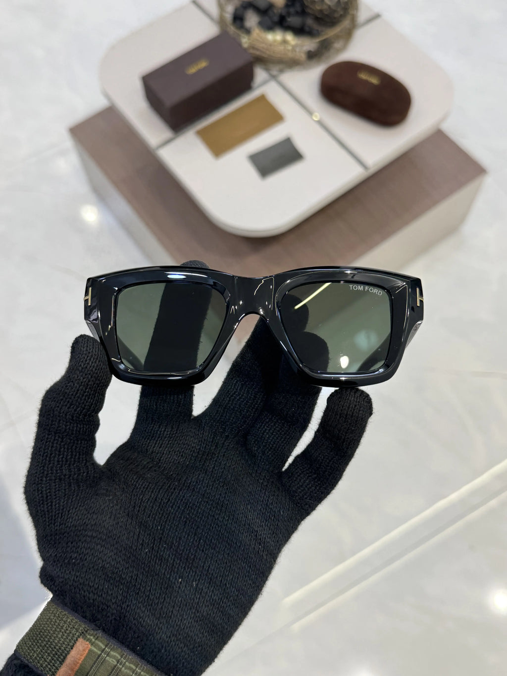 Tomford_184_Black_Dark_Green
