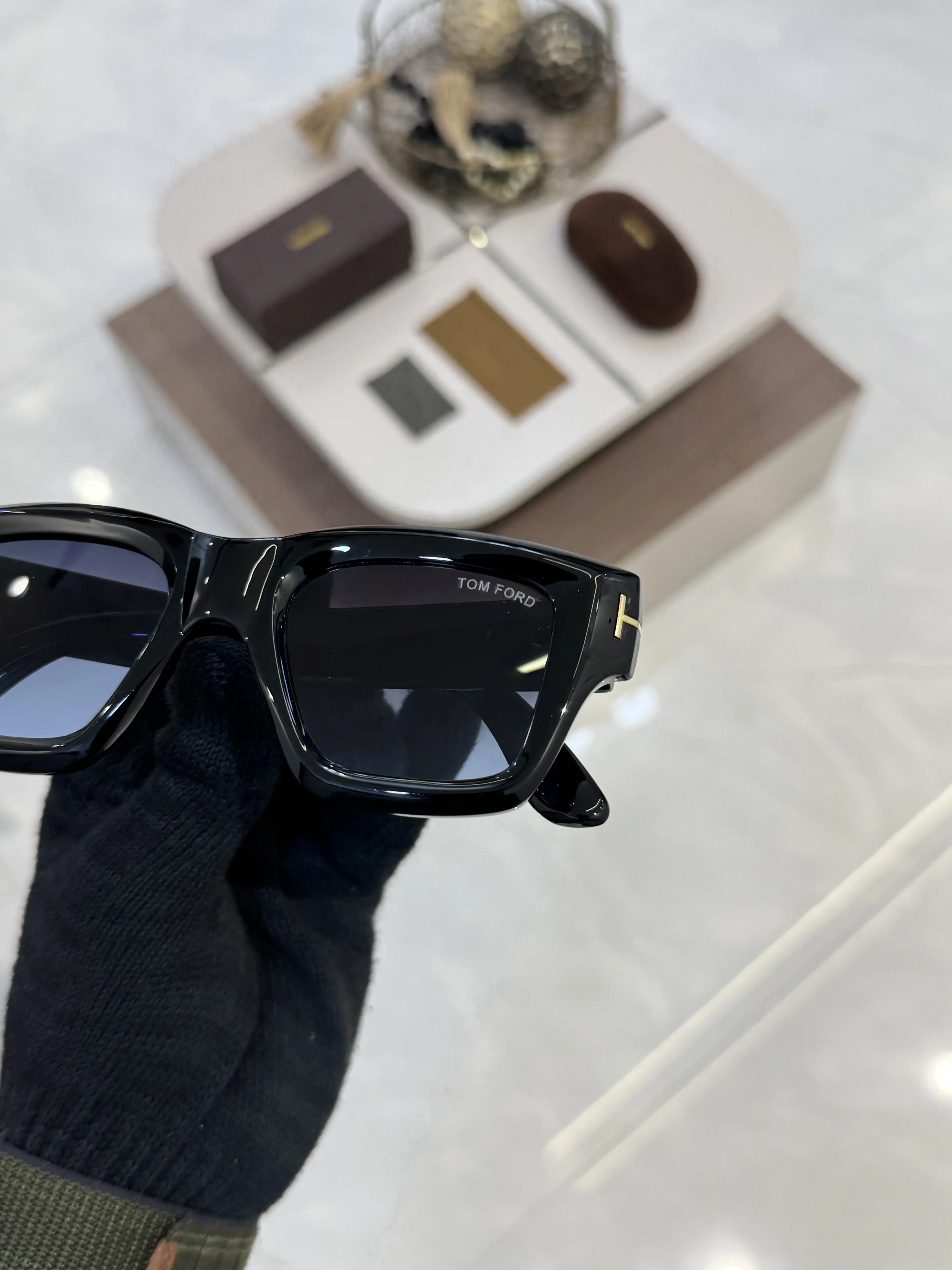 Tomford_184_Black_Blue_Shaded