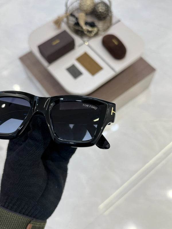 Tomford_184_Black_Blue_Shaded
