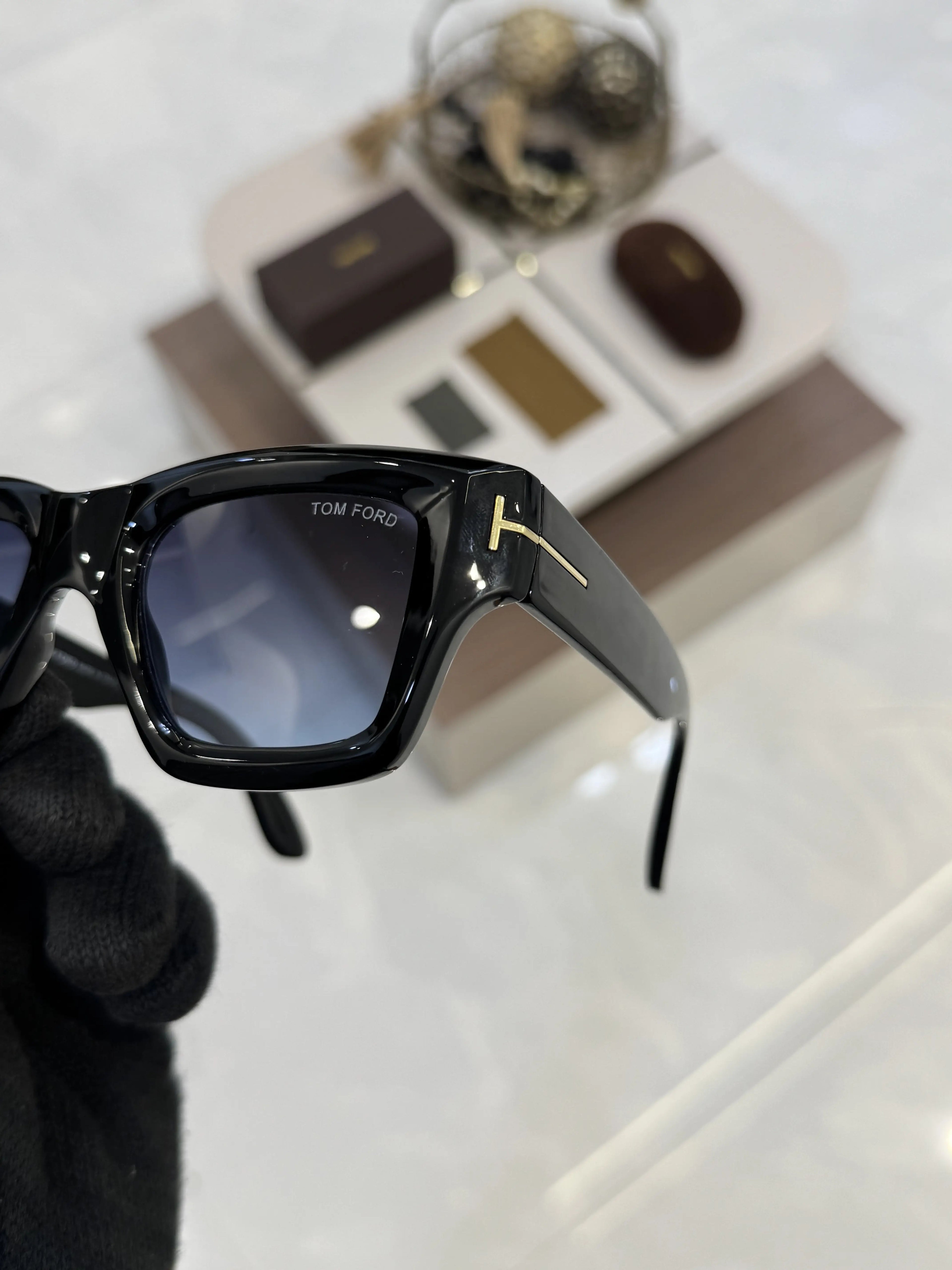 Tomford_184_Black_Blue_Shaded