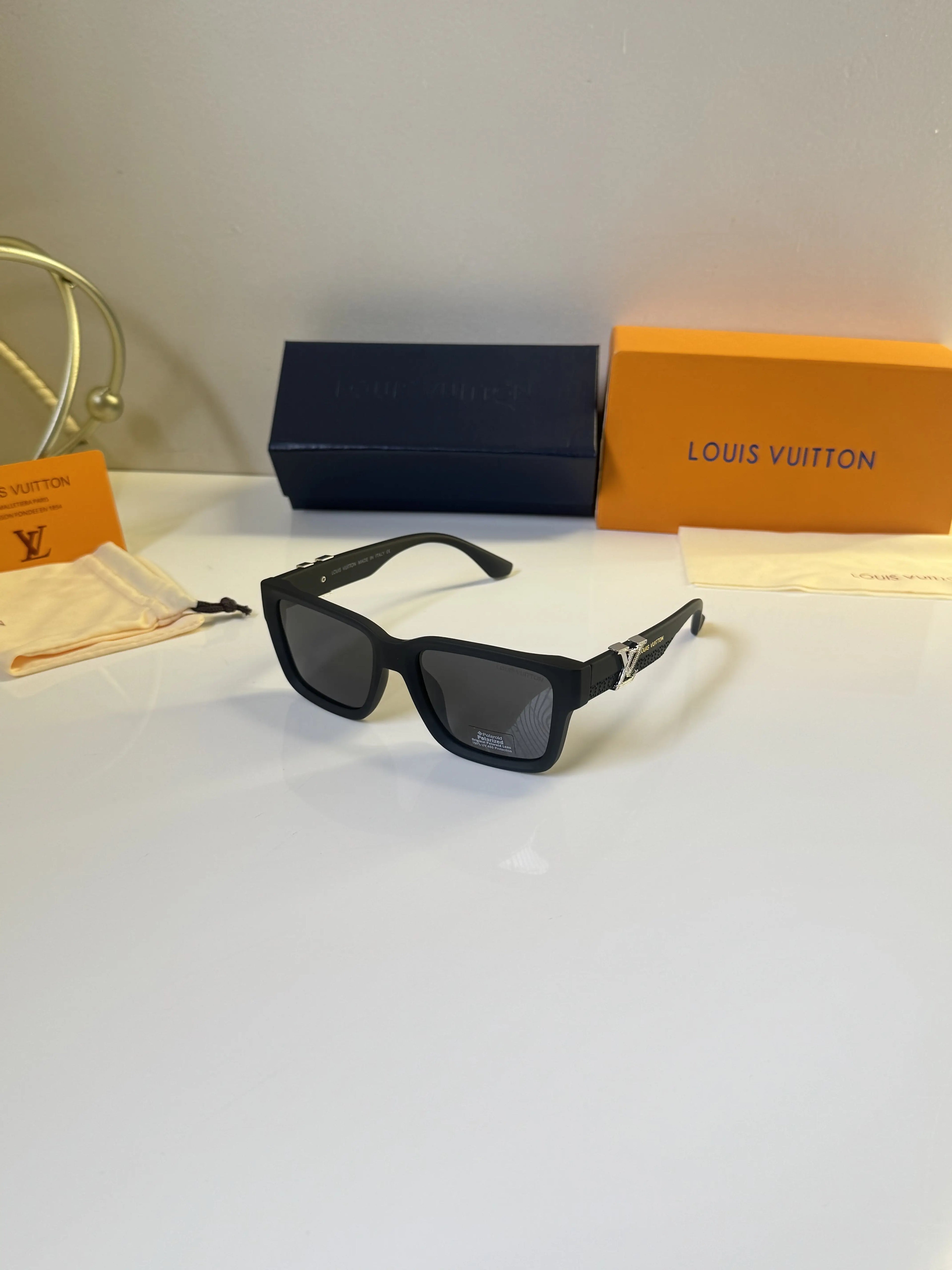 Louis_Vuitton_5113_Black
