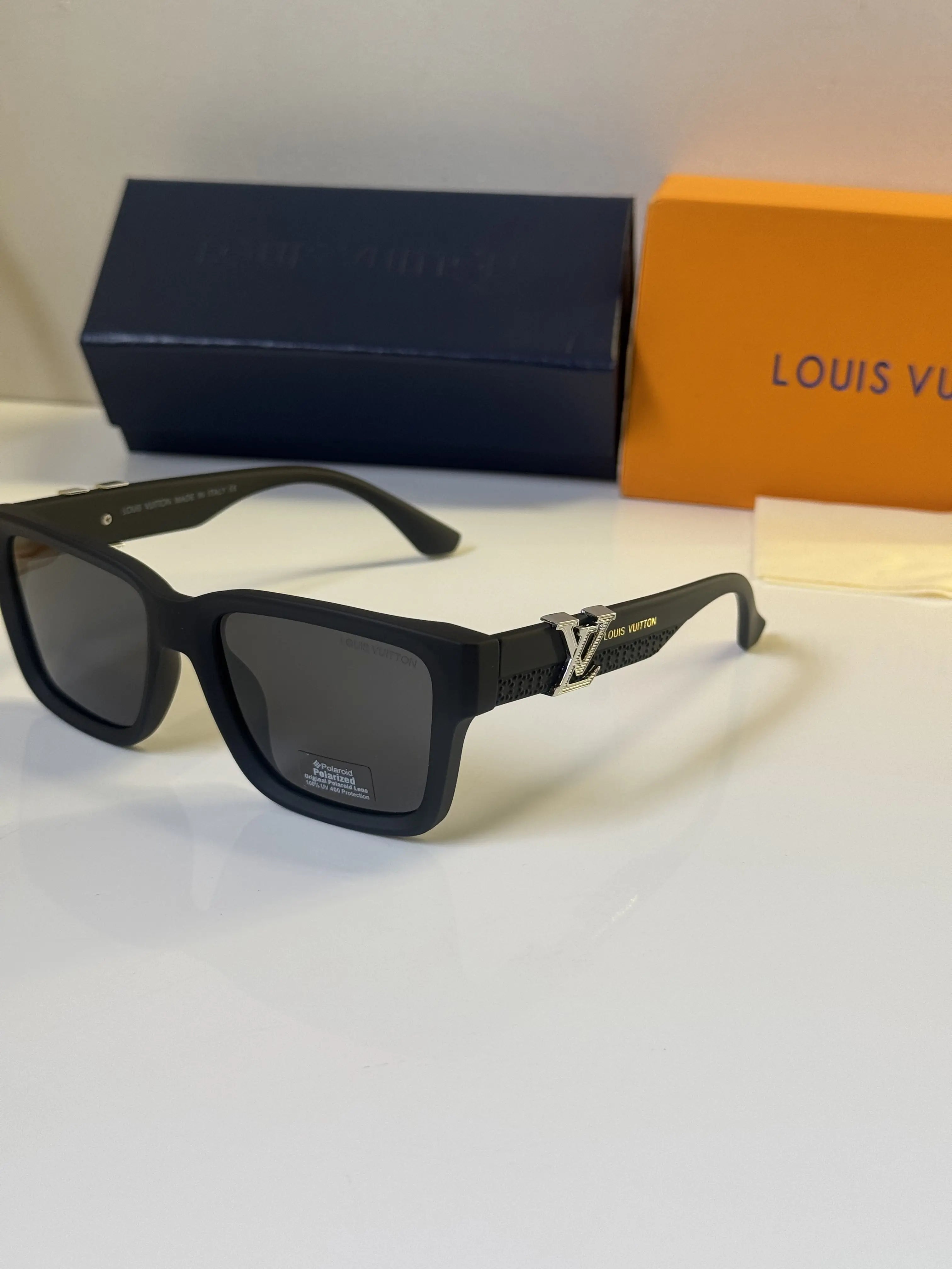 Louis_Vuitton_5113_Black