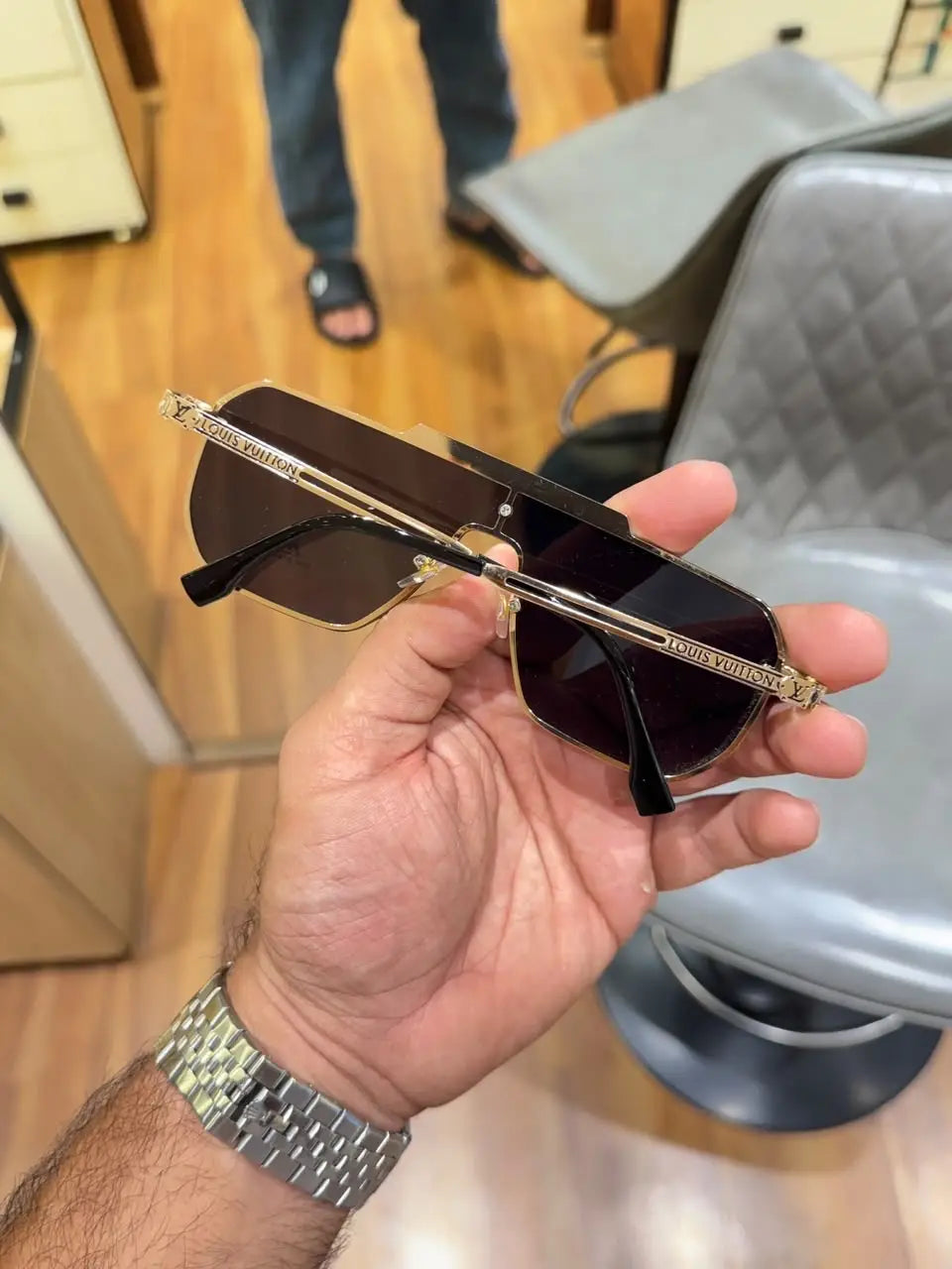 Louis vuitton 24027 gold black