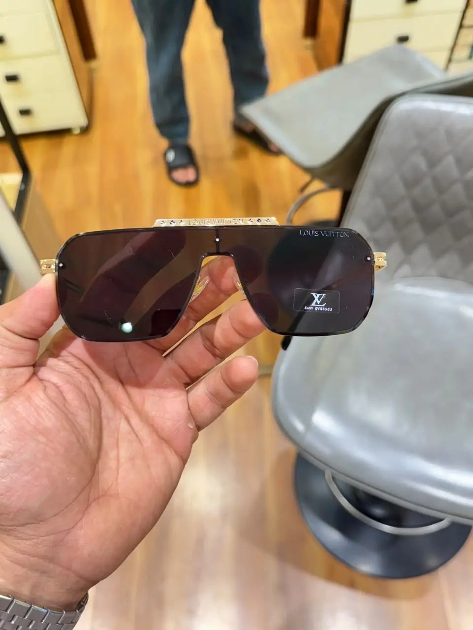 Louis vuitton 24027 gold black Secondary image