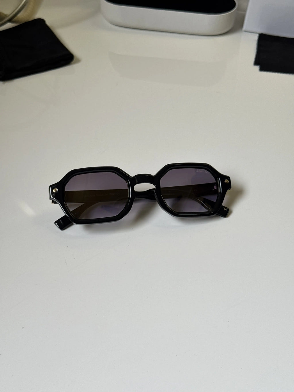 John_Dalia_18545_Gold_Black
