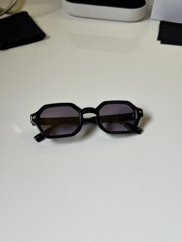 John_Dalia_18545_Gold_Black
