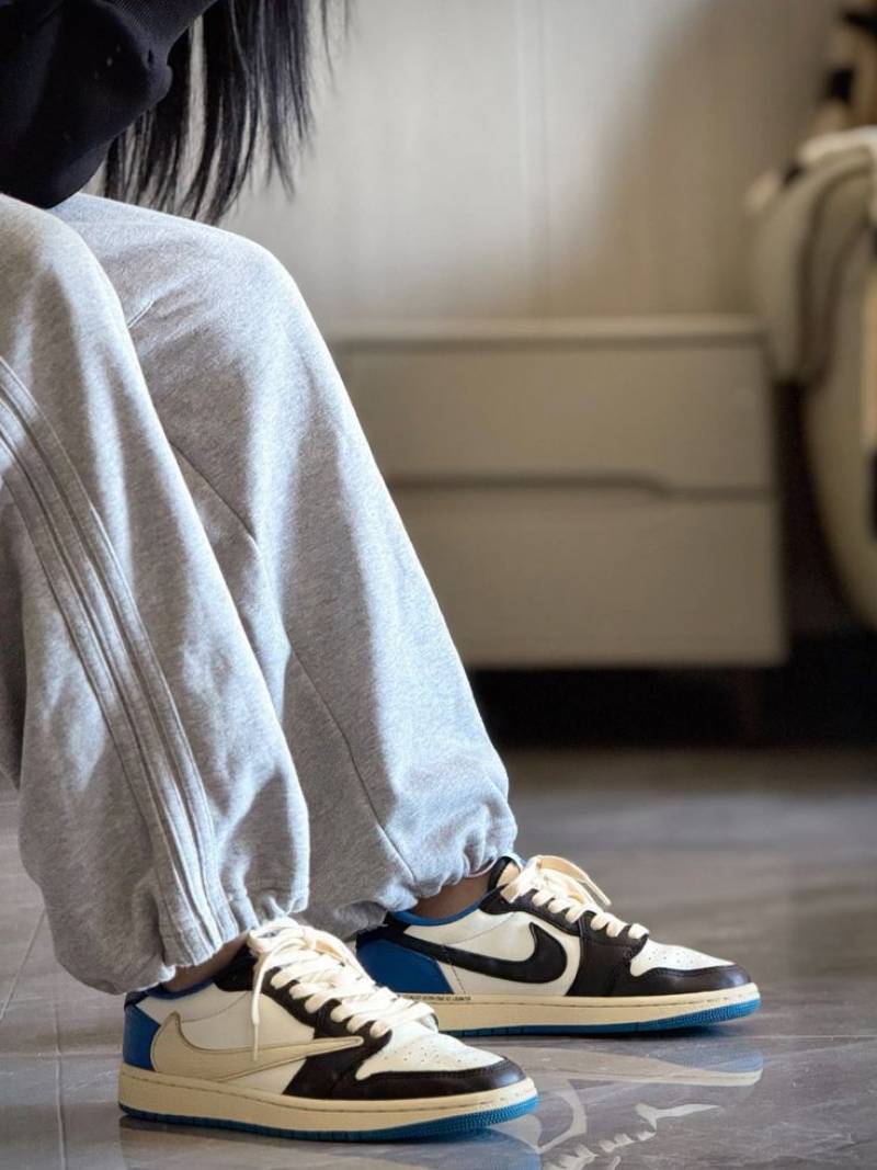 Air Jordan 1 Retro Low OG SP Fragment x Travis Scott