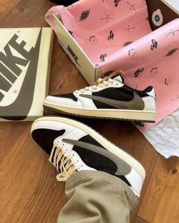 AIR JORDAN RETRO 1 LOW TRAVIS SCOTT OLIVE SEMI UA WITH 3 EXTRA LACES (FIX)