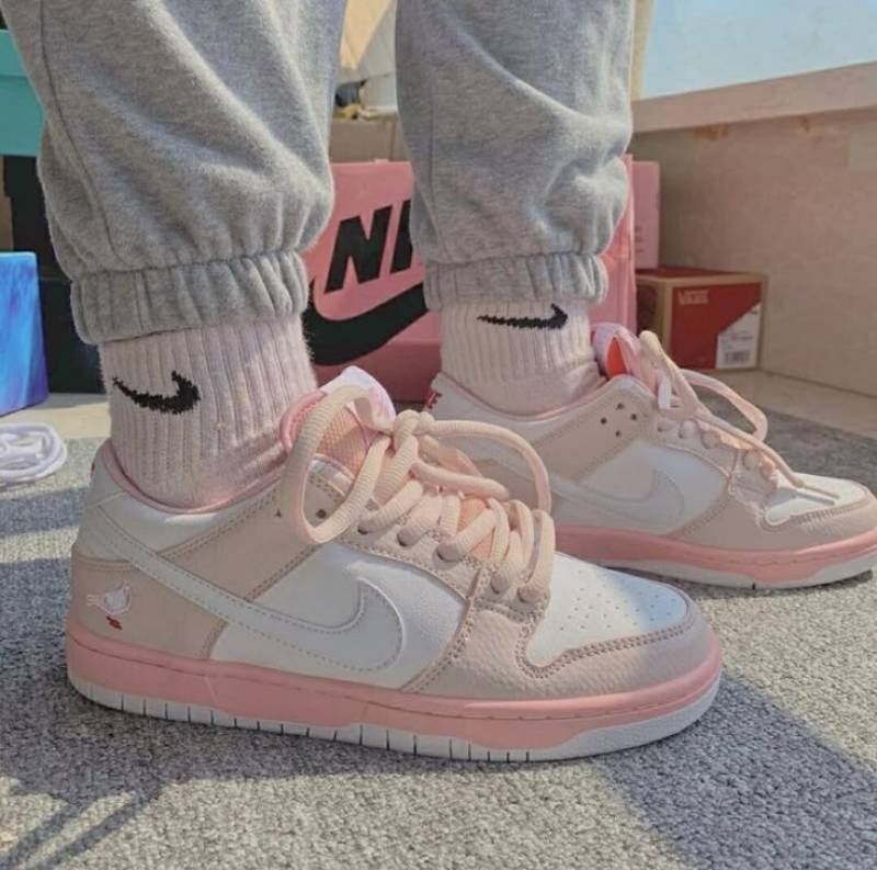 SB Dunk Low - Pink Pigeon