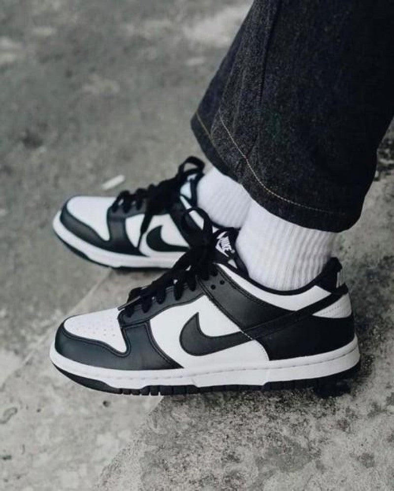SB DUNK LOW PANDA WITH EXTRA LACES