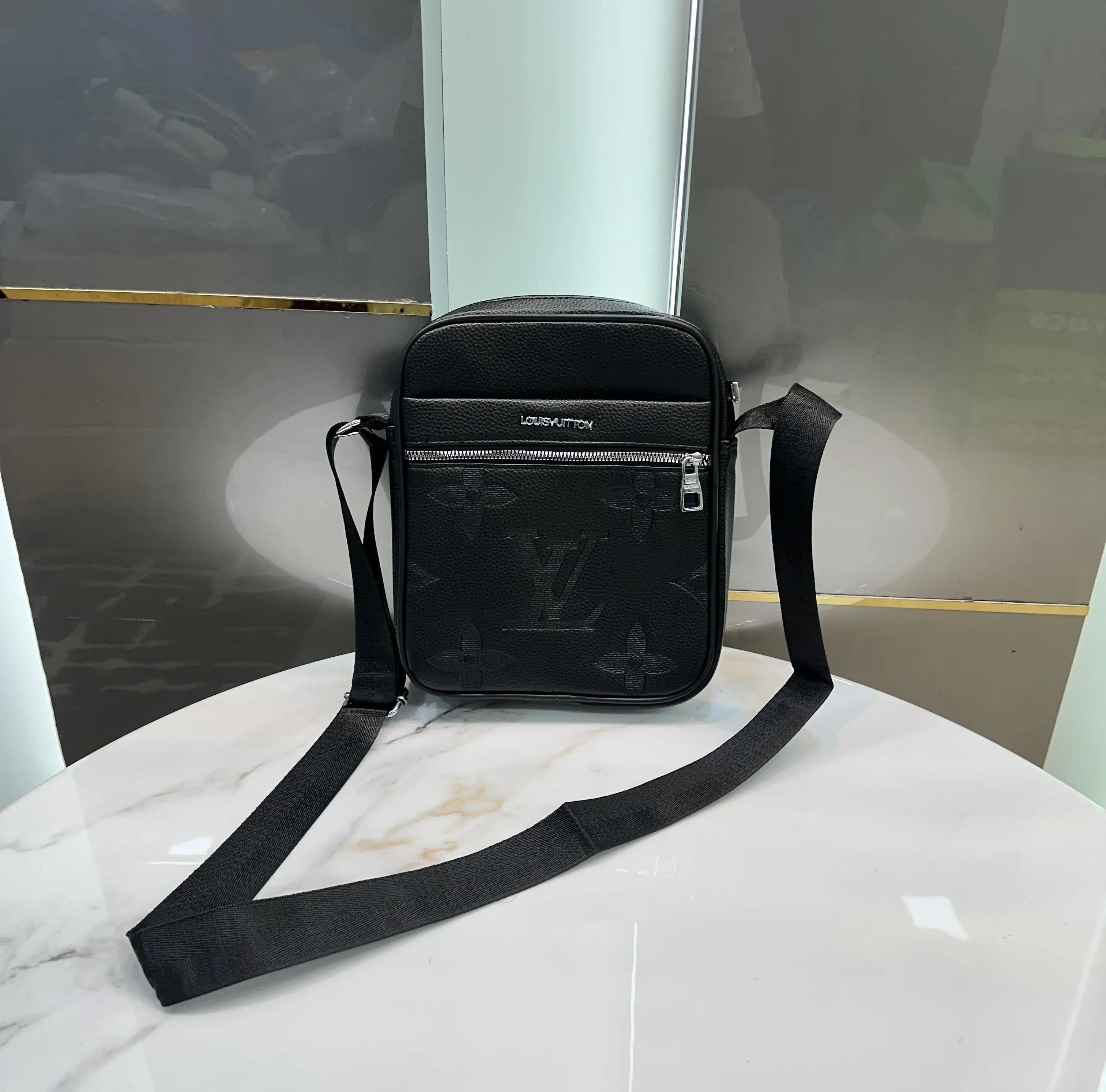 Louis Vuitto n Premium Sling Bag lv678