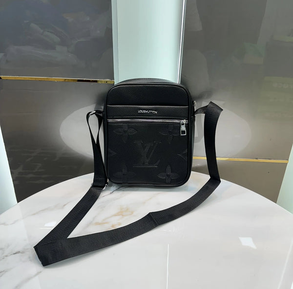 Louis Vuitto n Premium Sling Bag lv678