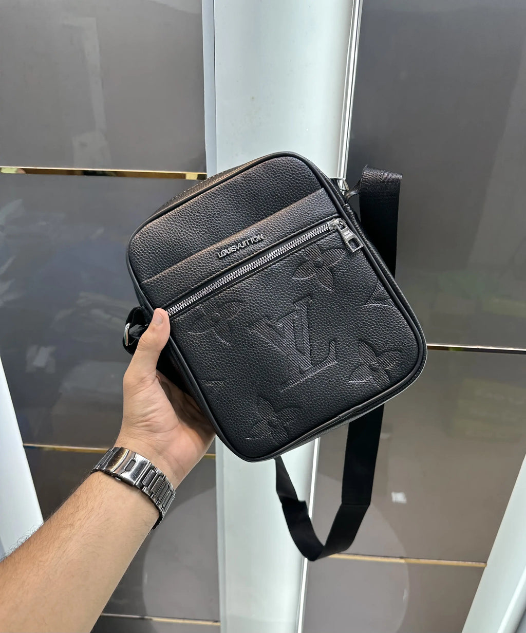 Louis Vuitto n Premium Sling Bag lv678
