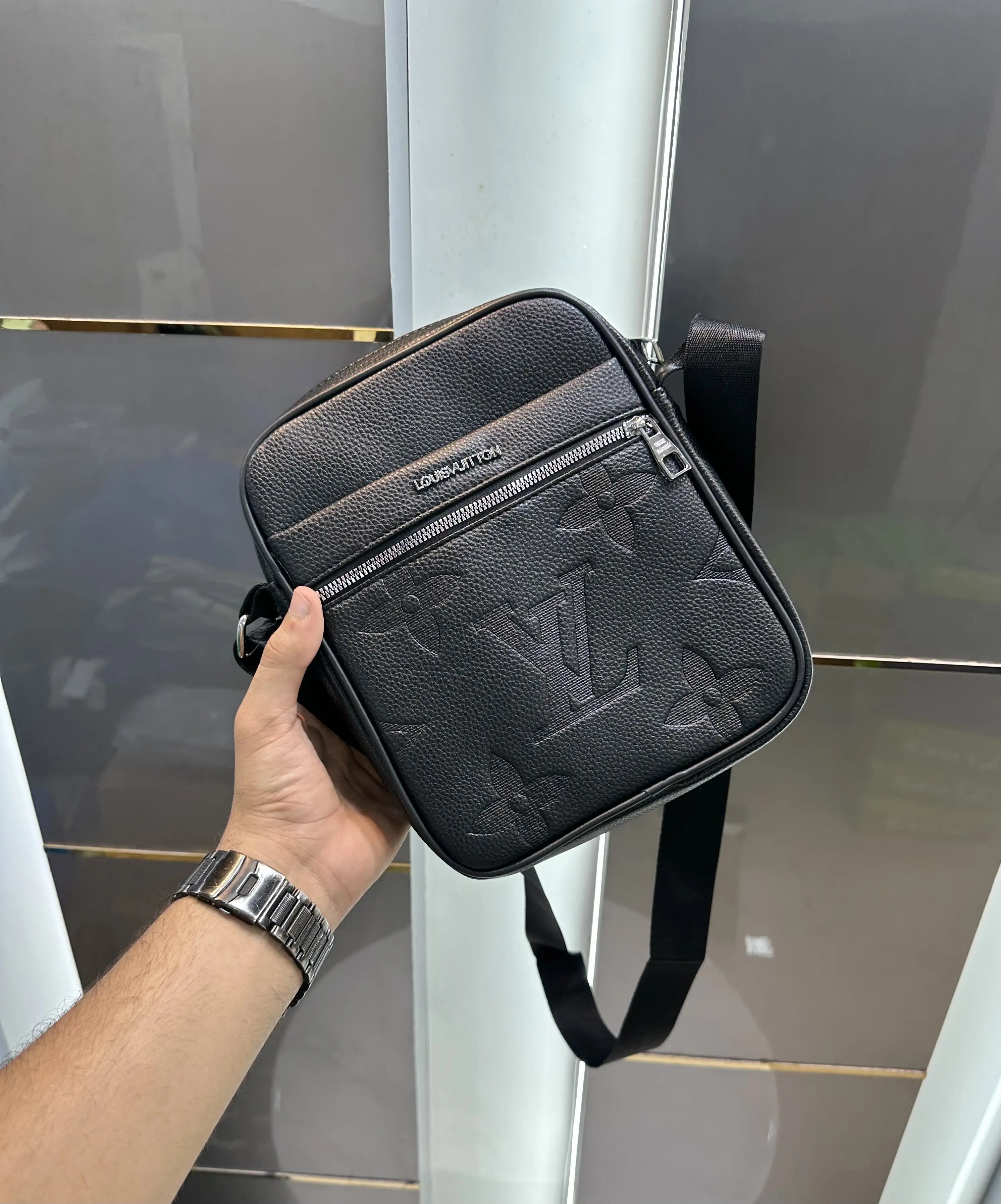 Louis Vuitto n Premium Sling Bag lv678