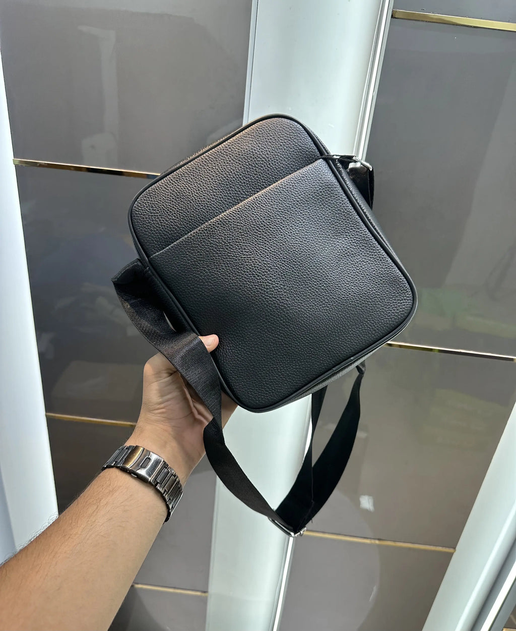 Louis Vuitto n Premium Sling Bag lv678