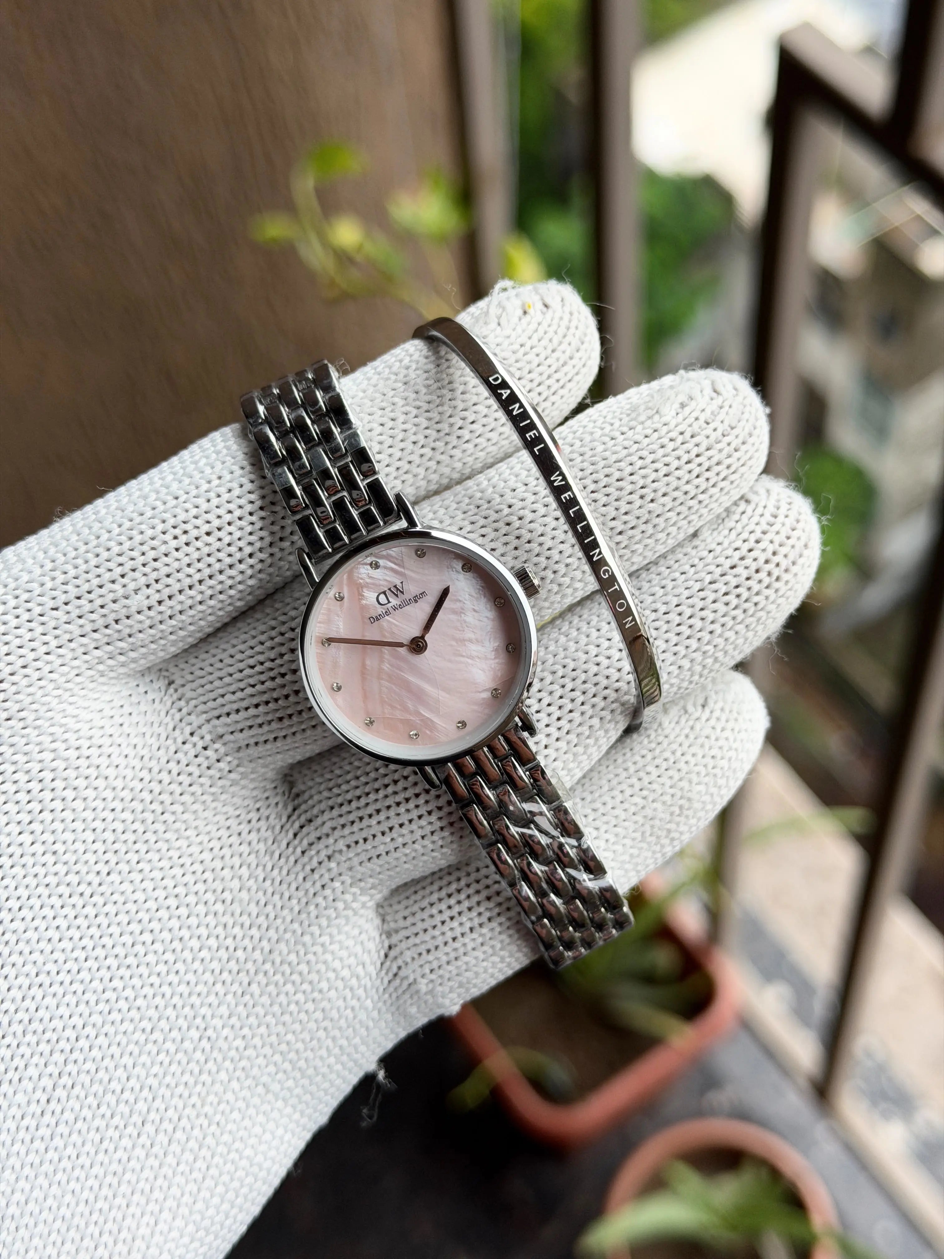 Daniel Wellington Petite Lumine Silver Rose Pink with Classic Silver Bracelet Secondary image