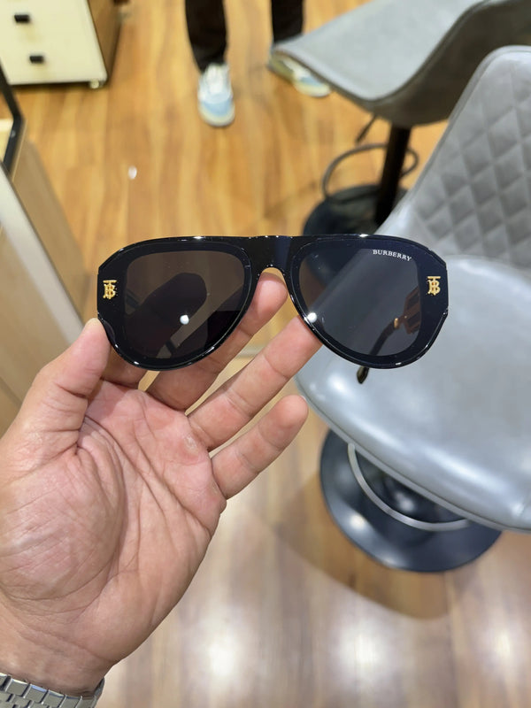 Burberry_98412_black_gold