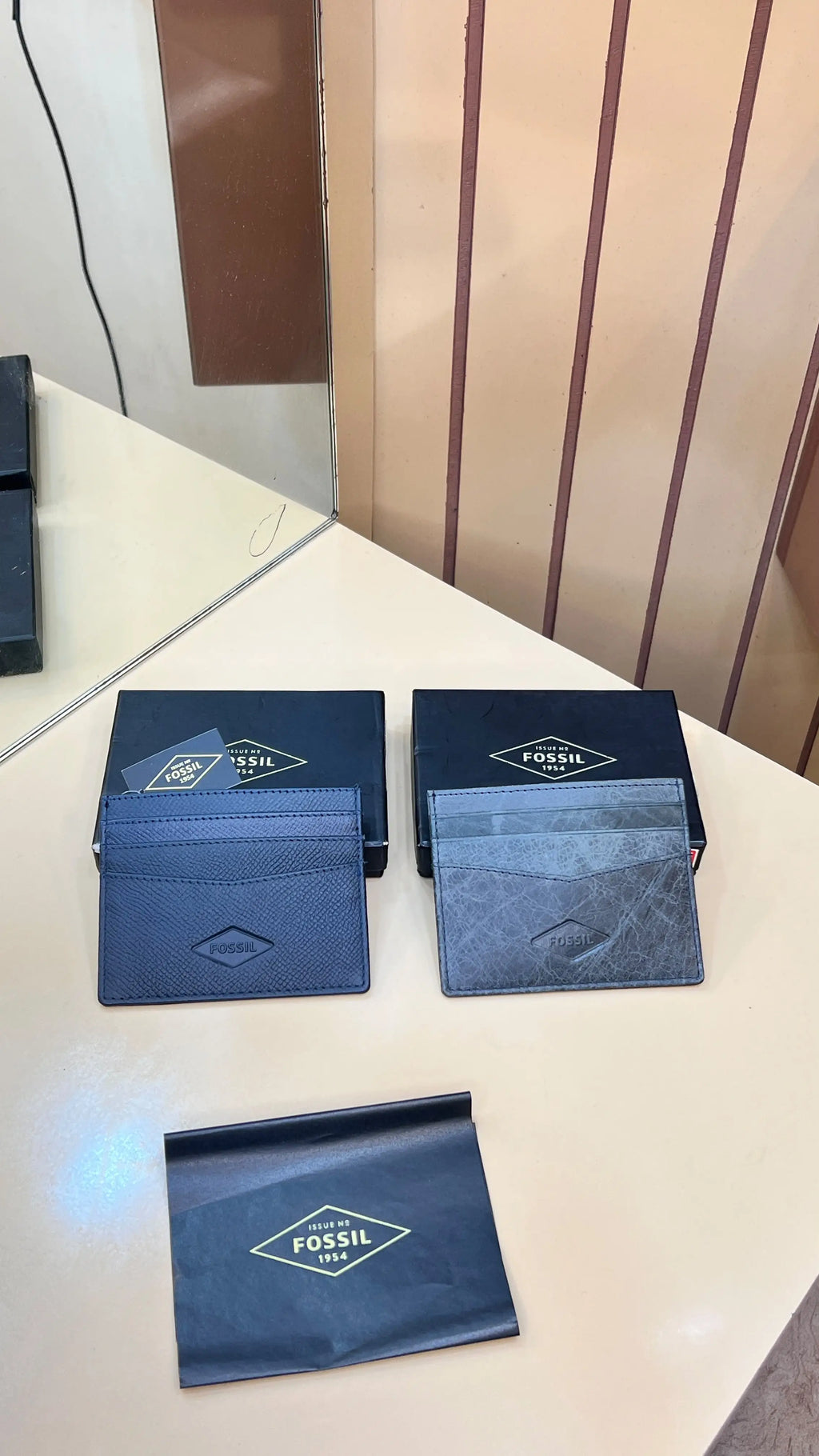 FOSSIL PREMIUM QUALITY IMP CARD HOLDER WITH OG BOX (GREEN)