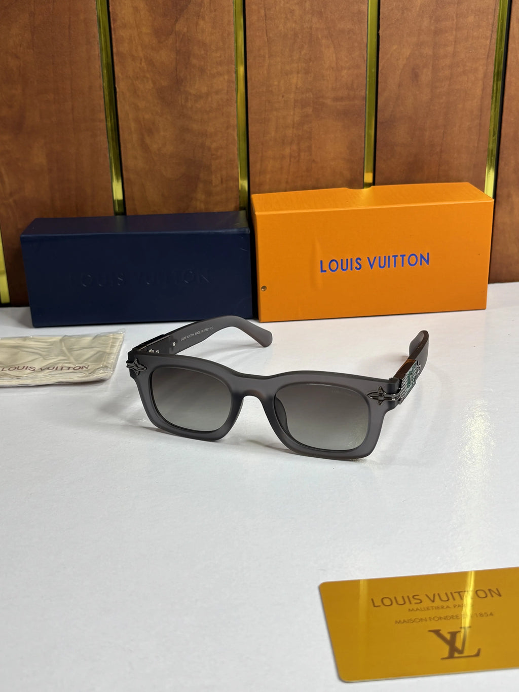 Louis Vuitton 1126 Grey 