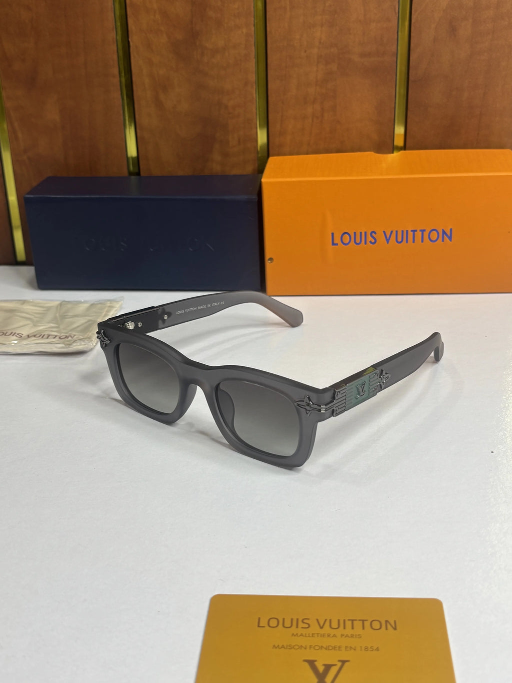 Louis Vuitton 1126 Grey 