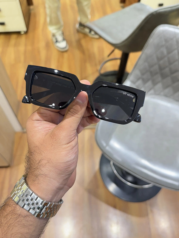 Off_white_98595_black_white