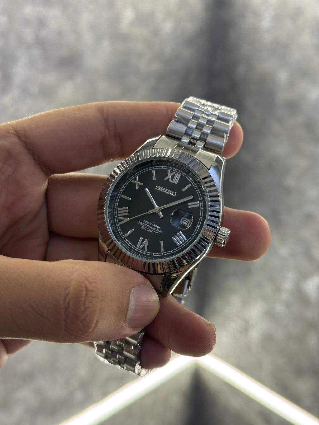 Seiko mod date just roman black