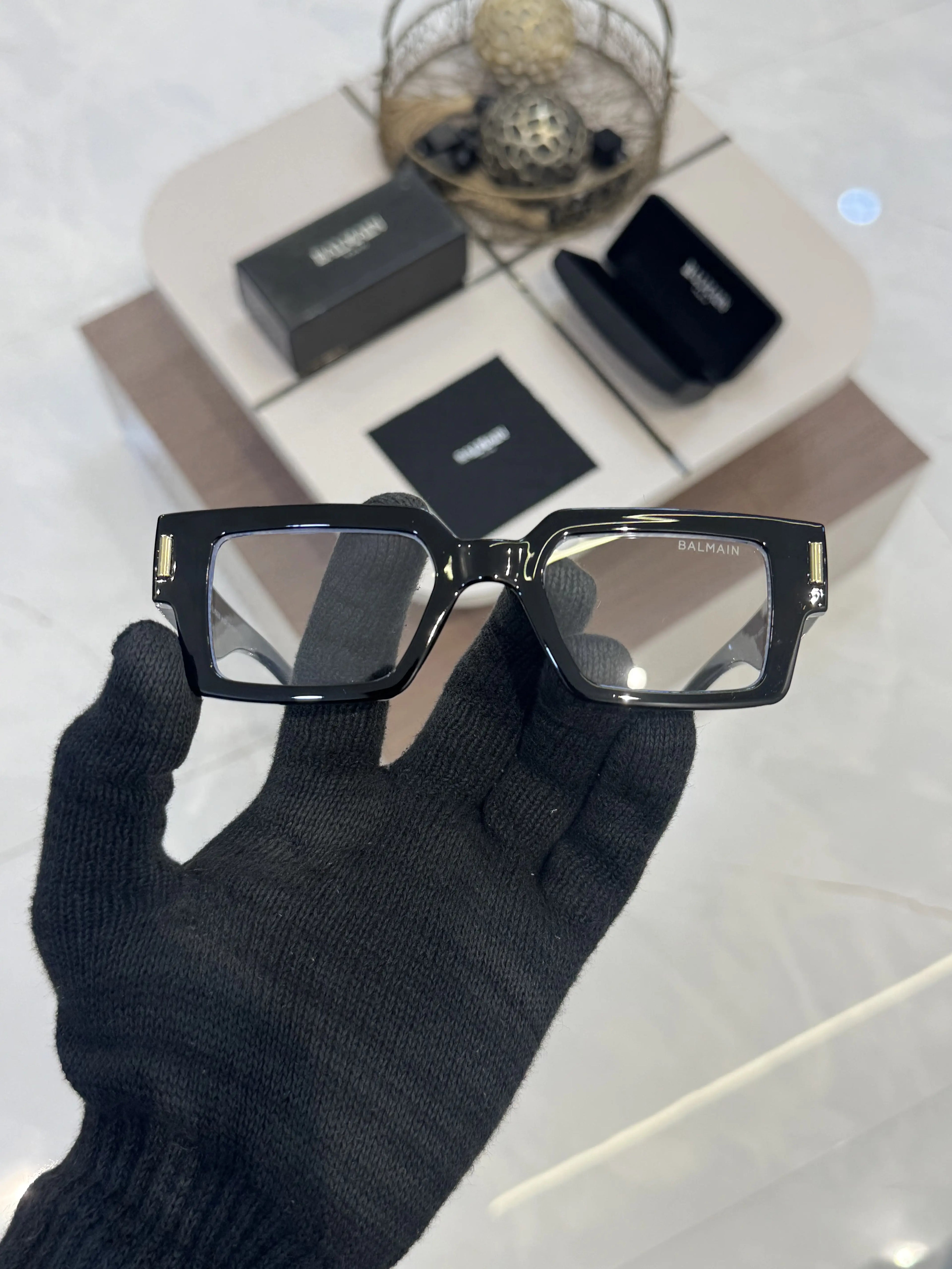 Balmain_6108_Black_Plano