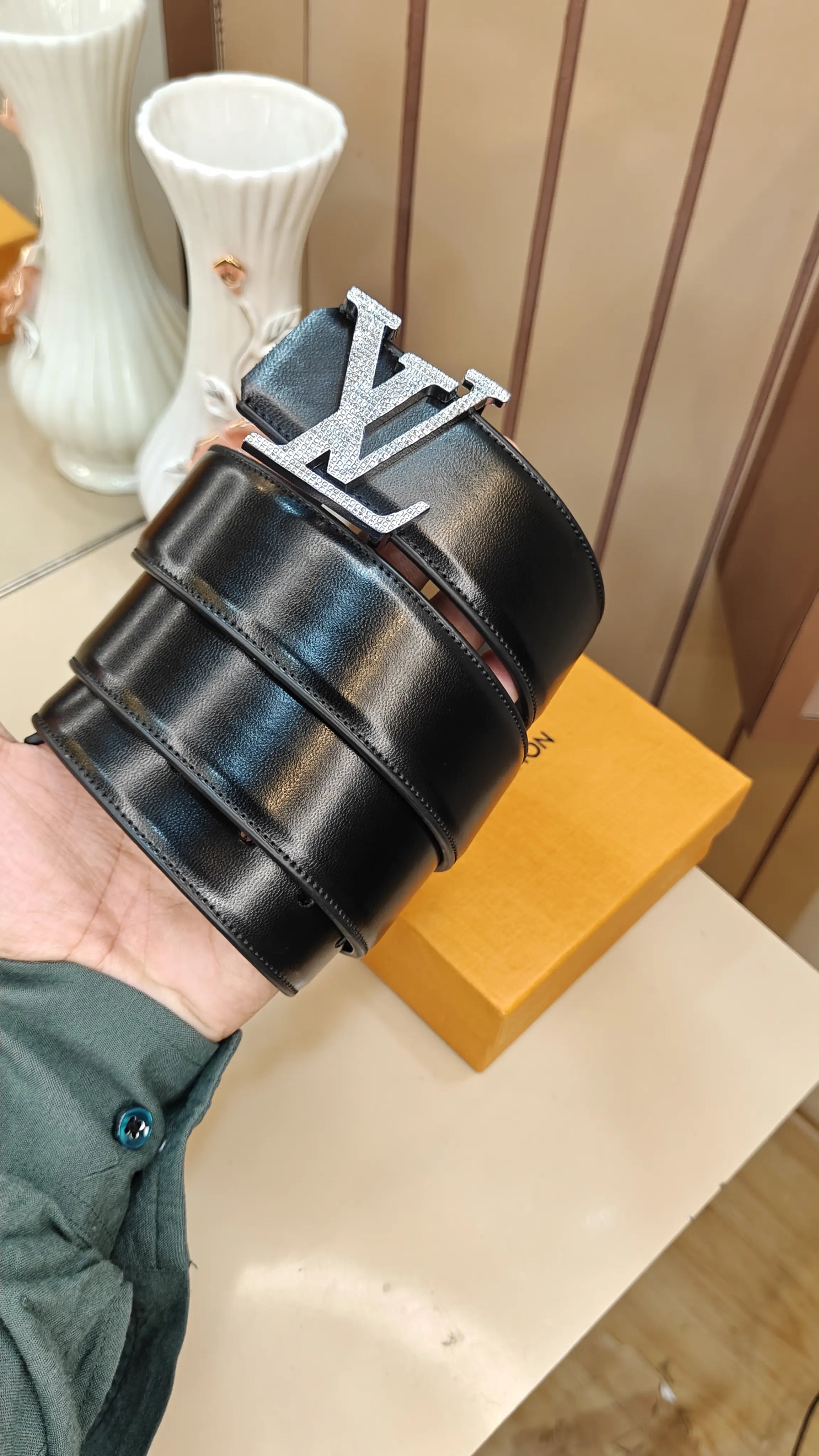 LV LOU!5 VUI..+TON PREMIUM QUALITY IMPORTED REVERSIBLE BELT WITH OG BOx LV-203 Main image
