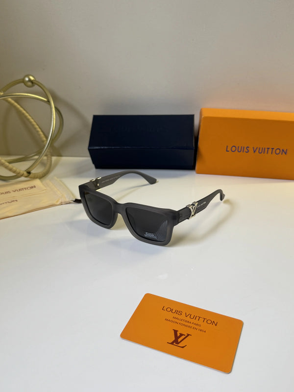 Louis_Vuitton_5113_Grey