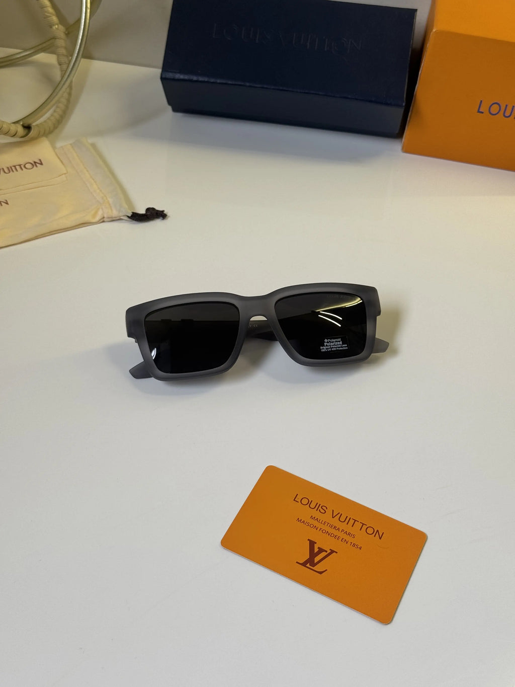 Louis_Vuitton_5113_Grey