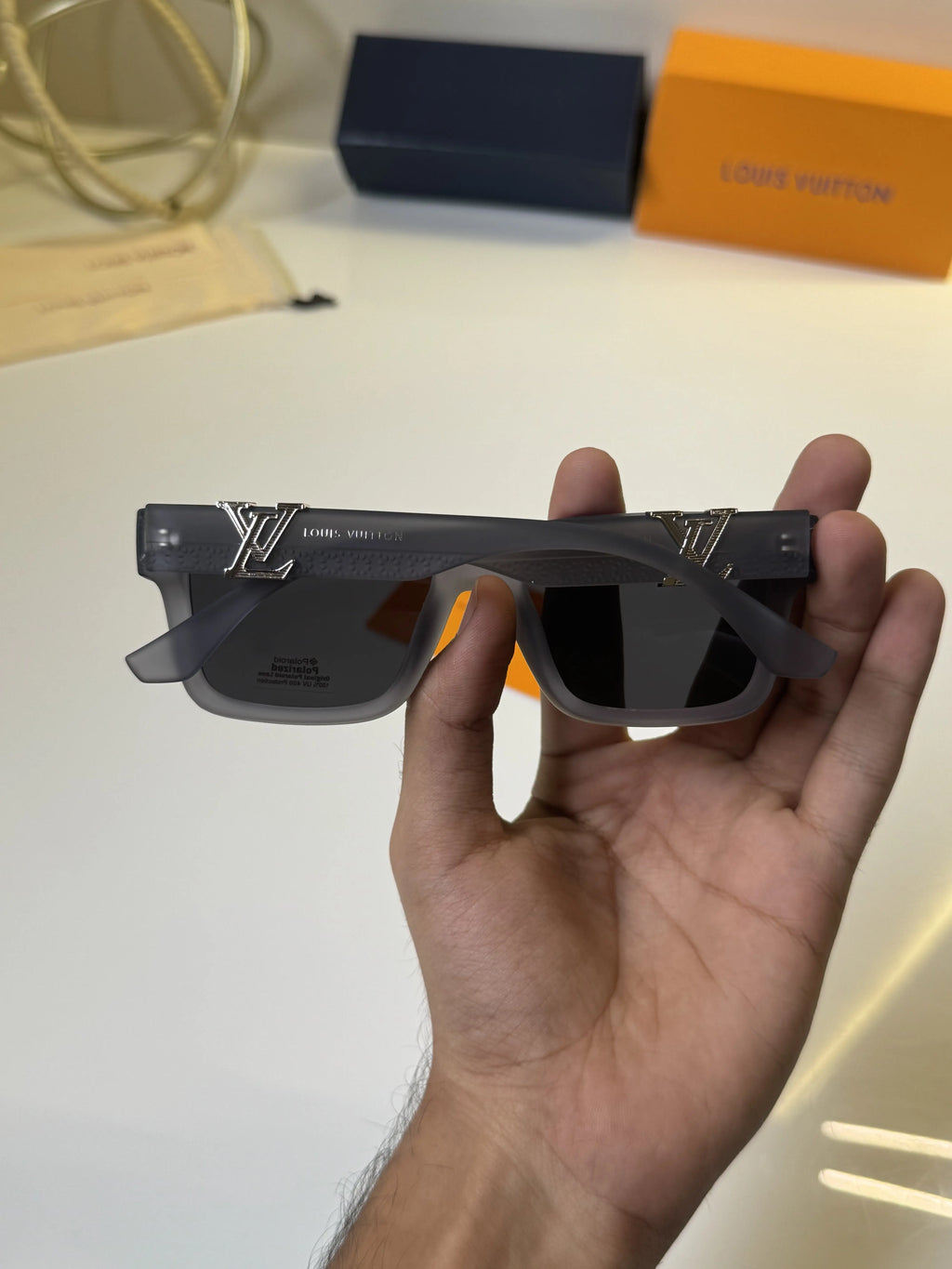 Louis_Vuitton_5113_Grey