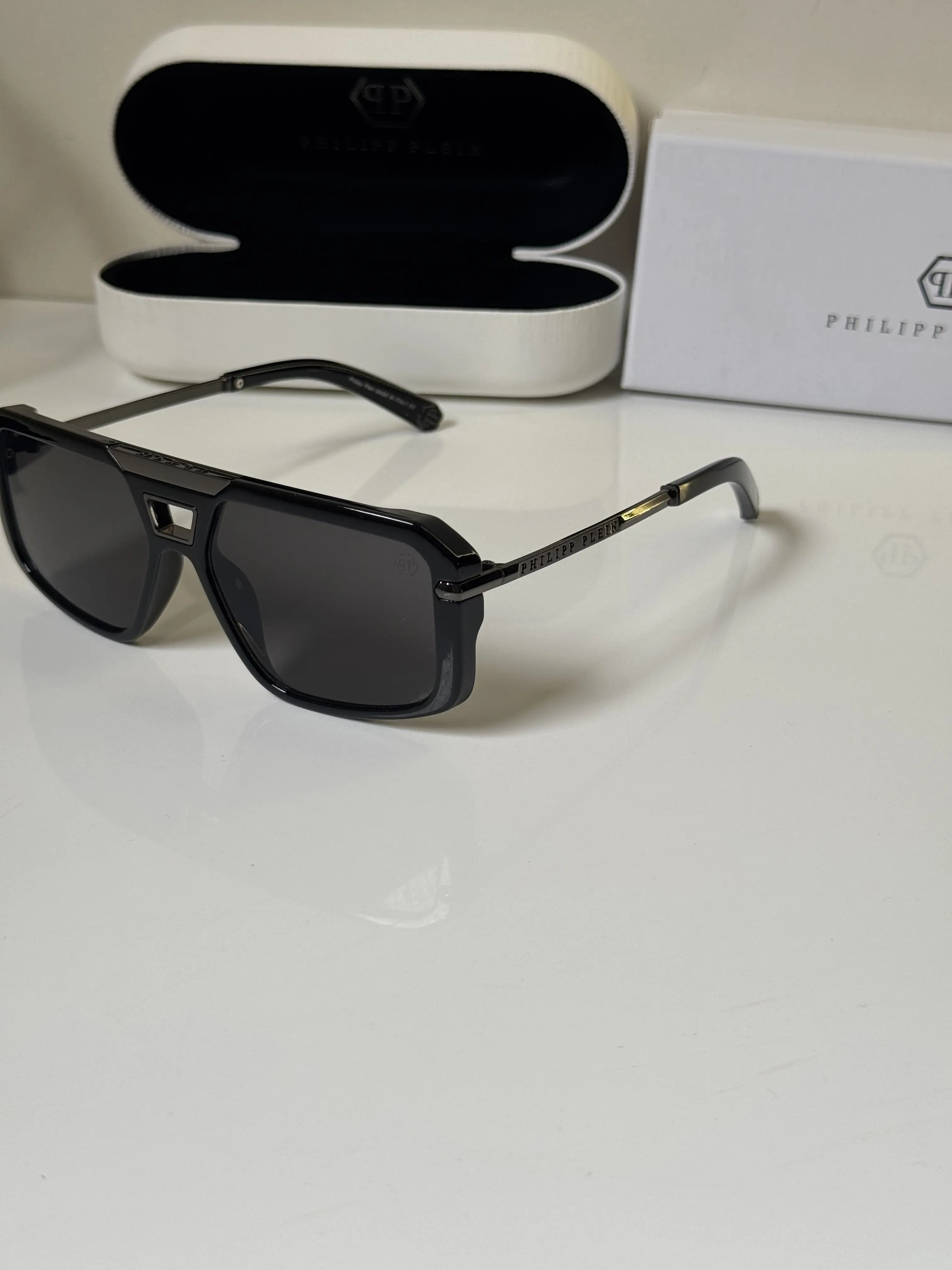 Philipp_Plein_99531_Black Secondary image
