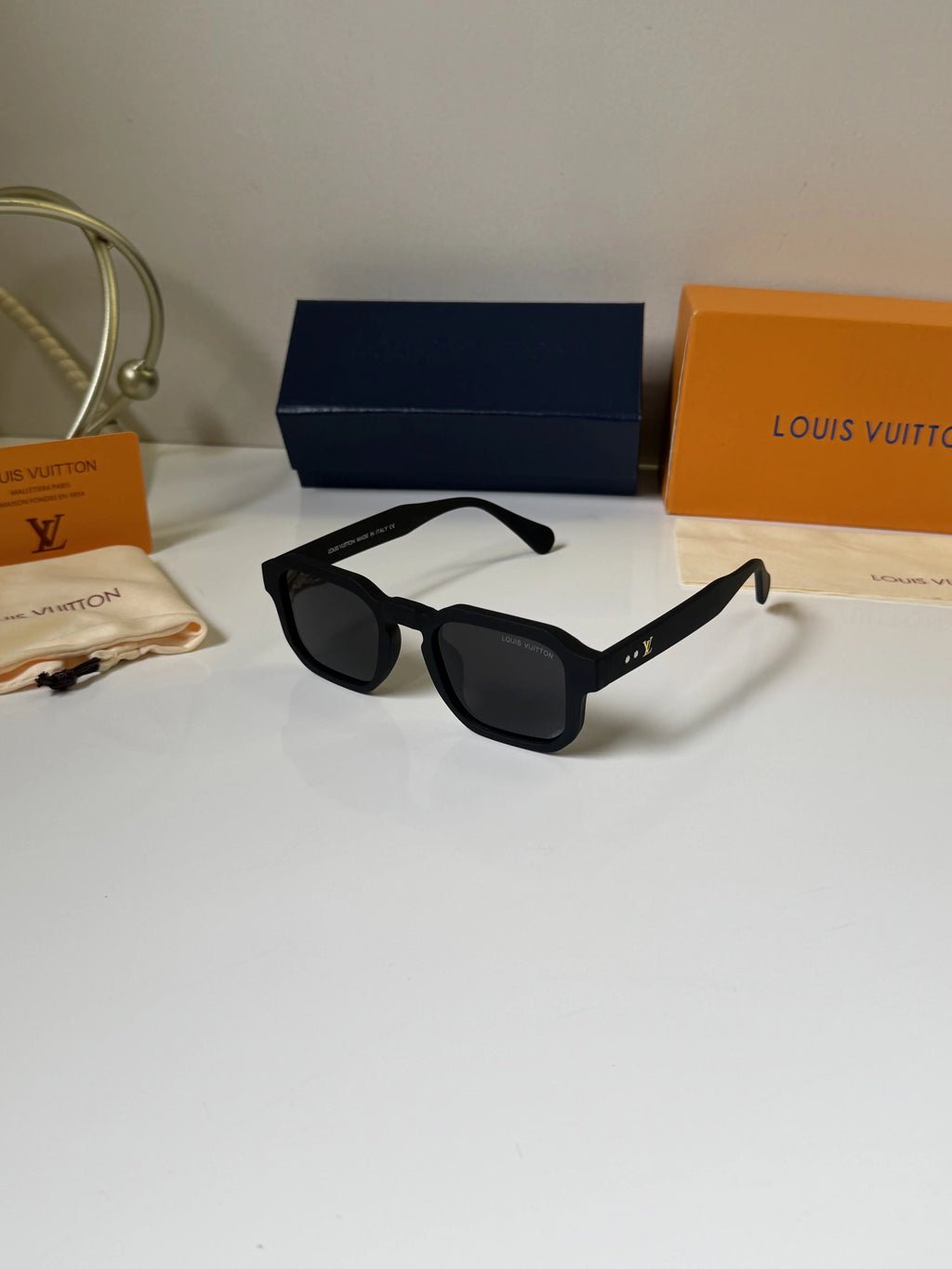 Louis_Vuitton_4954_Matt_Black