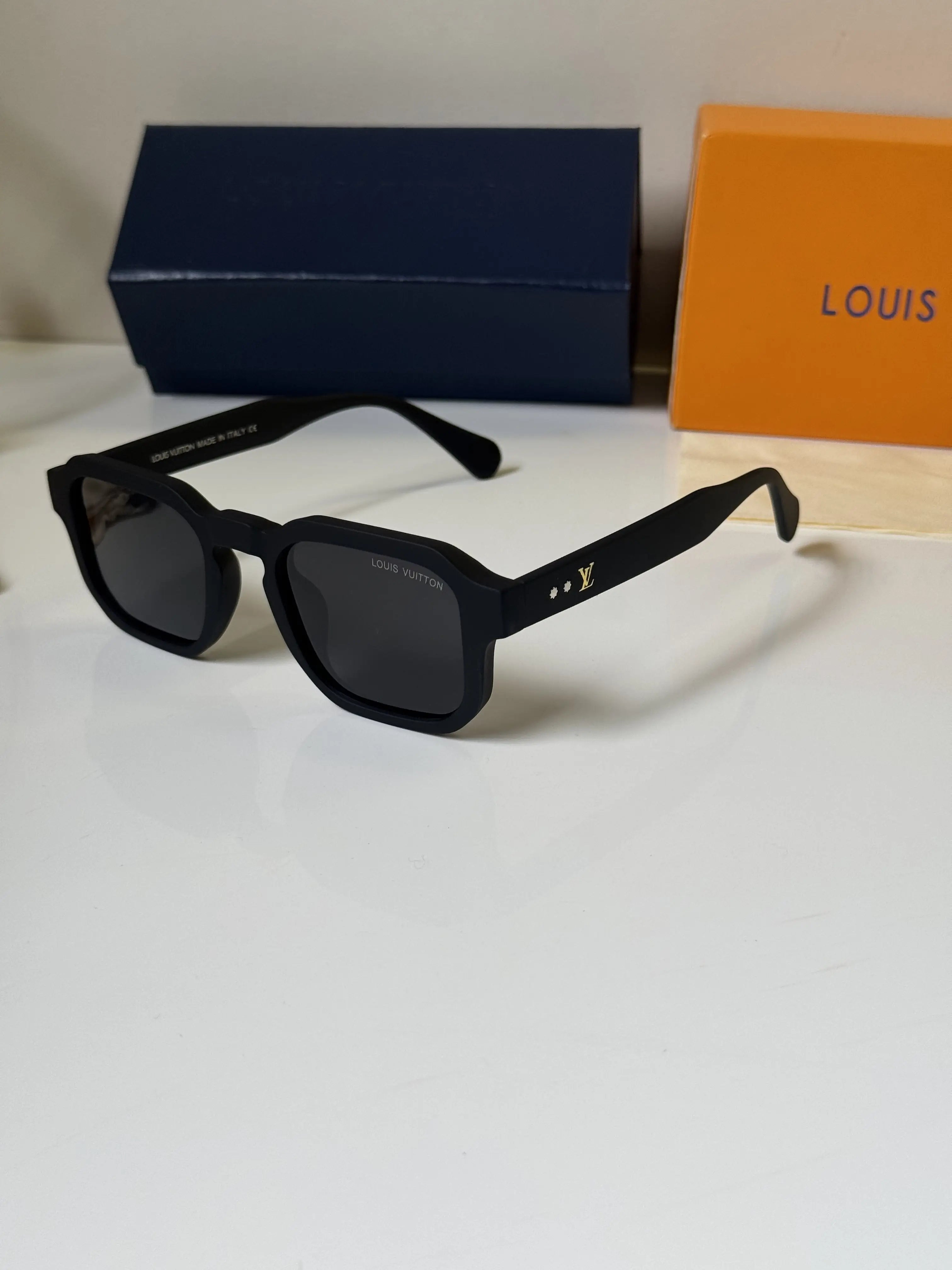 Louis_Vuitton_4954_Matt_Black