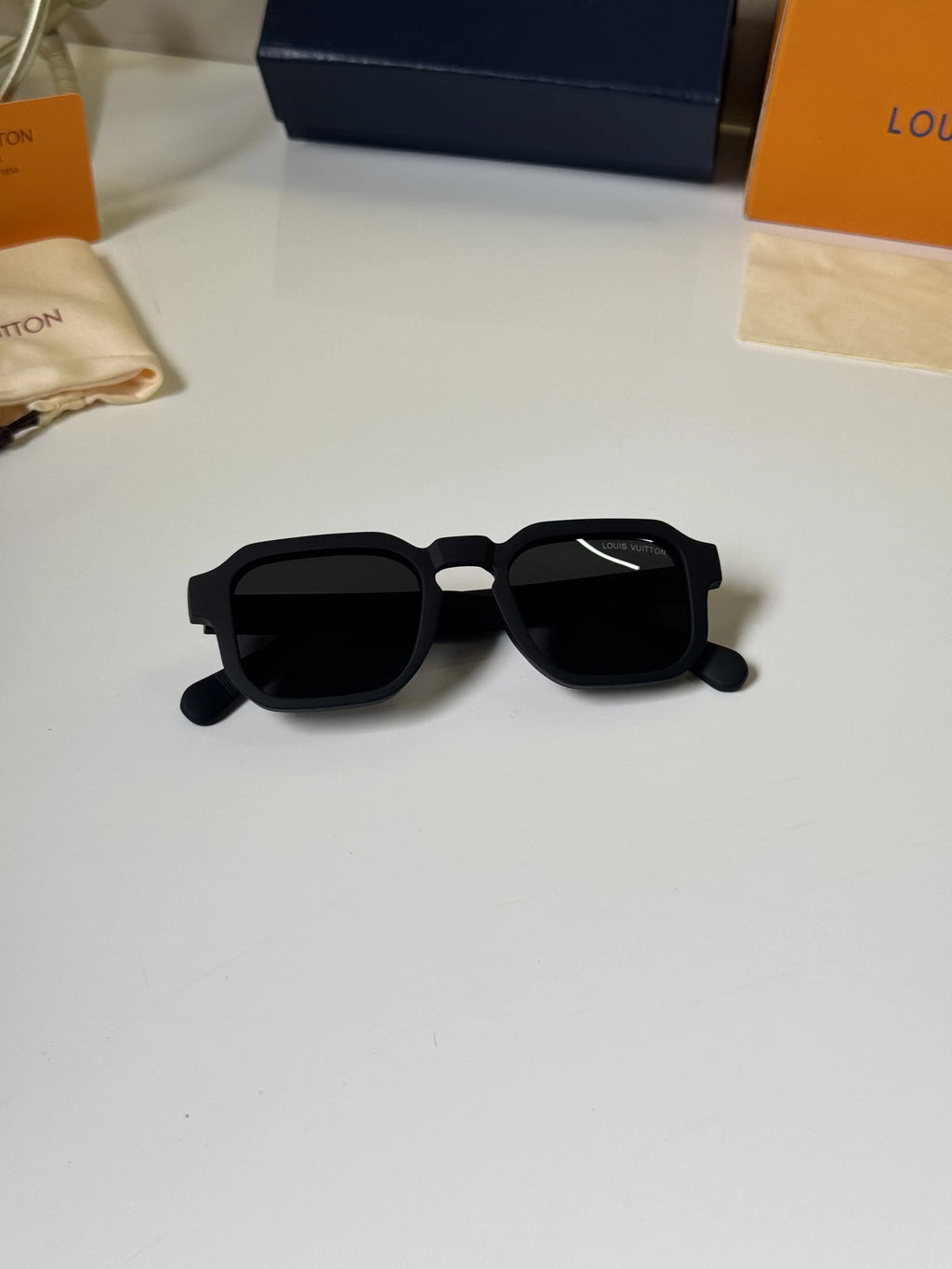 Louis_Vuitton_4954_Matt_Black