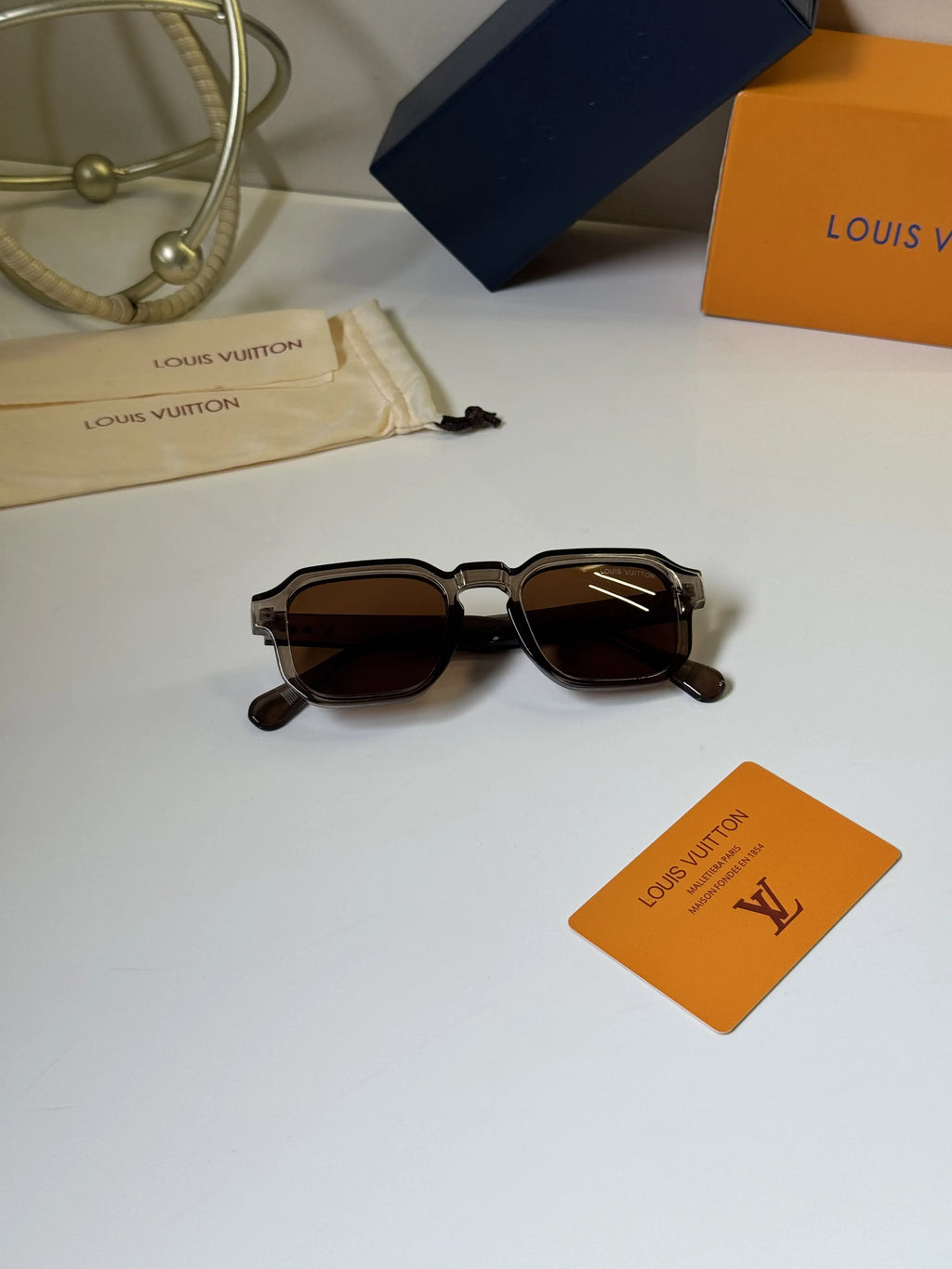 Louis_Vuitton_4954_Brown