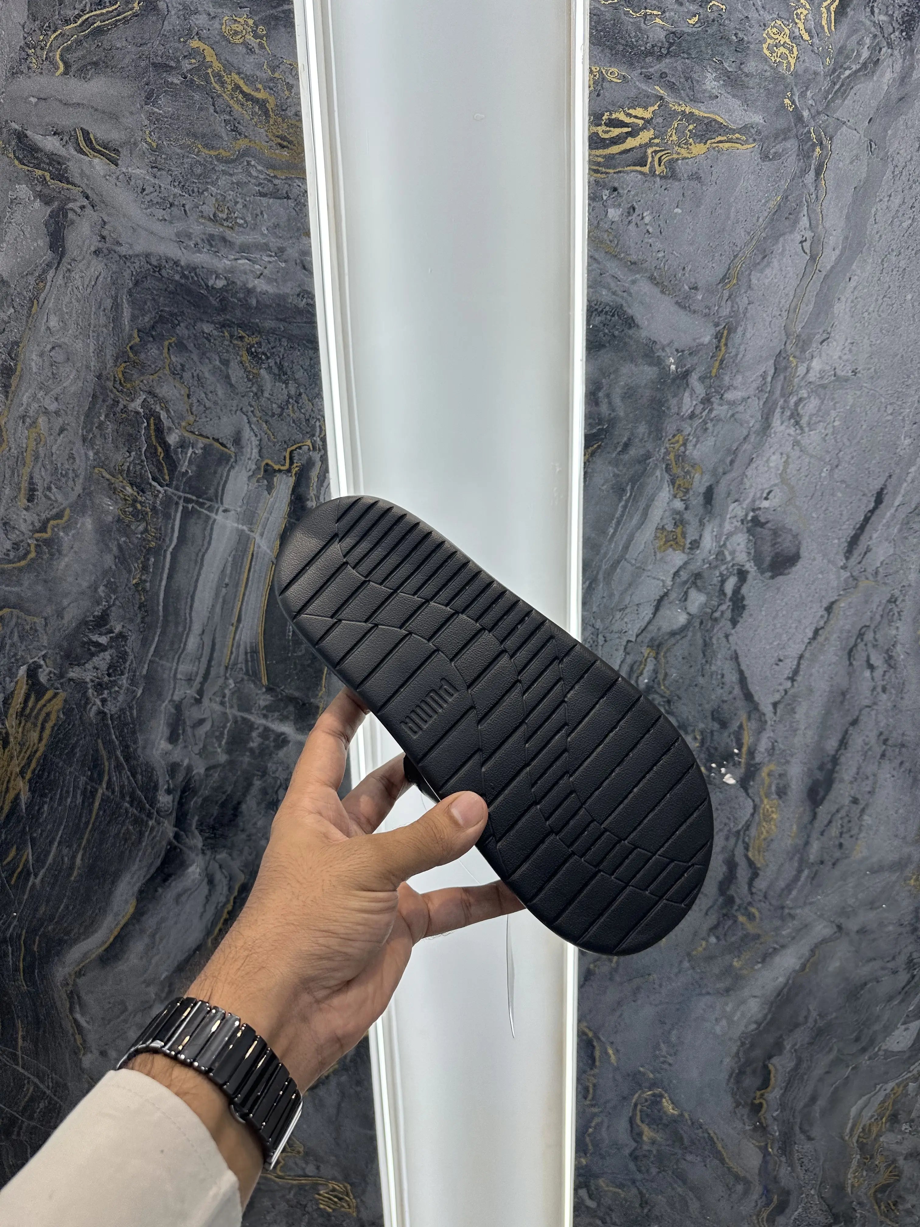 Puma_Mercedes Black AMG Petronal Soft Comfort Slide